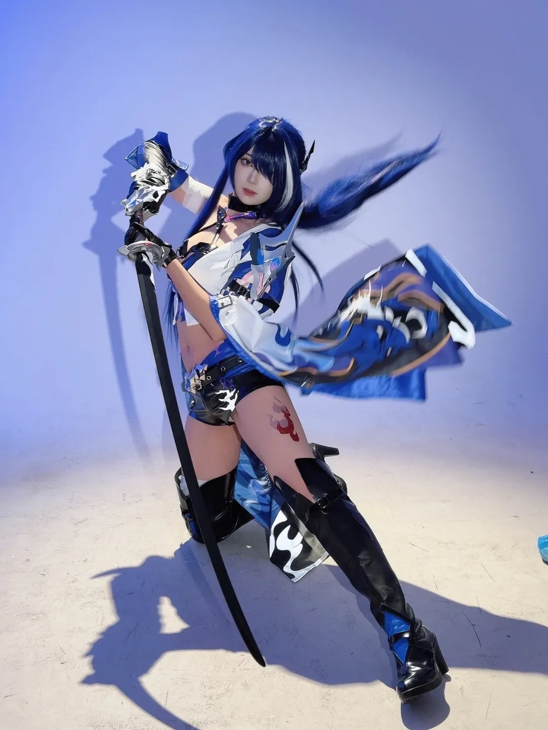 【黄泉cos】崩坏星铁道的雷霆剑锋，定格挥刃瞬间 - 第 3 张