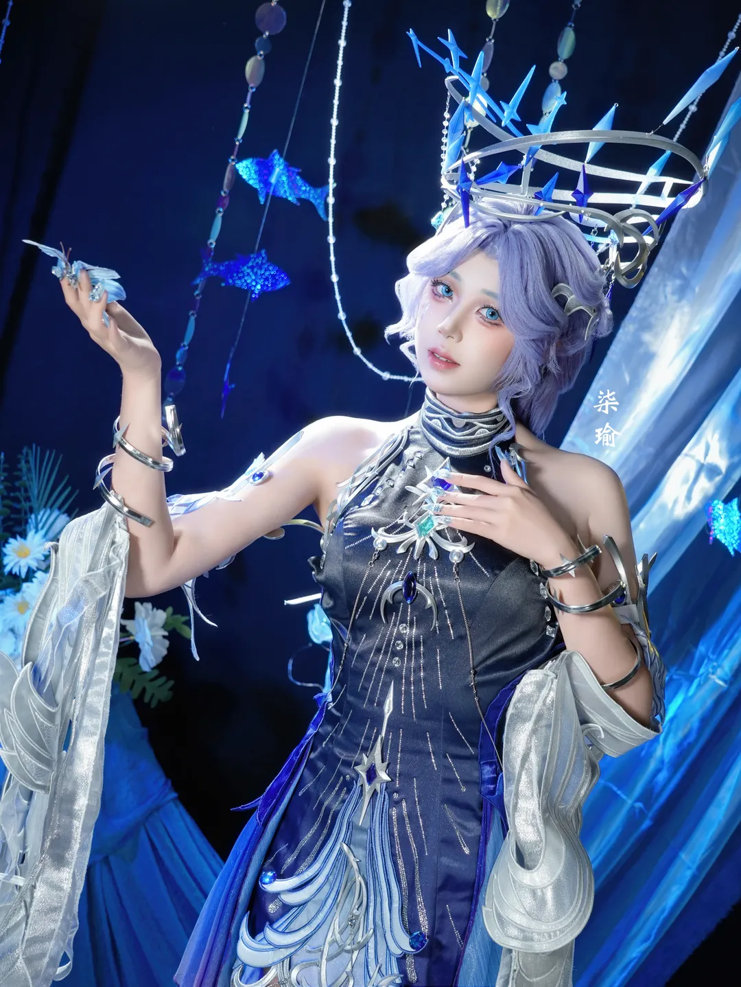 【貂蝉cos】王者荣耀馥梦，幽蓝水波间的华丽定格 - 第 3 张