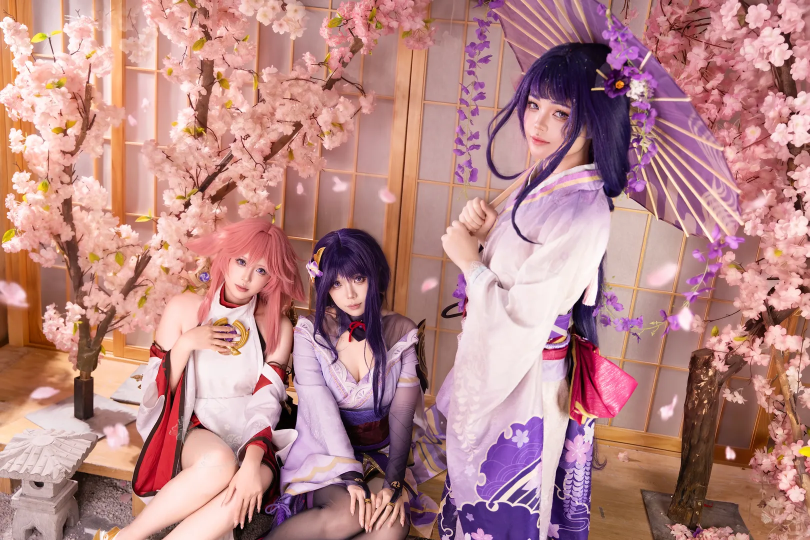 【Yae Miko cosplay】Narukami Trio Assembles: Freezing Beautiful Moments Under Inazuma's Cherry Blossom Rain - Image 2