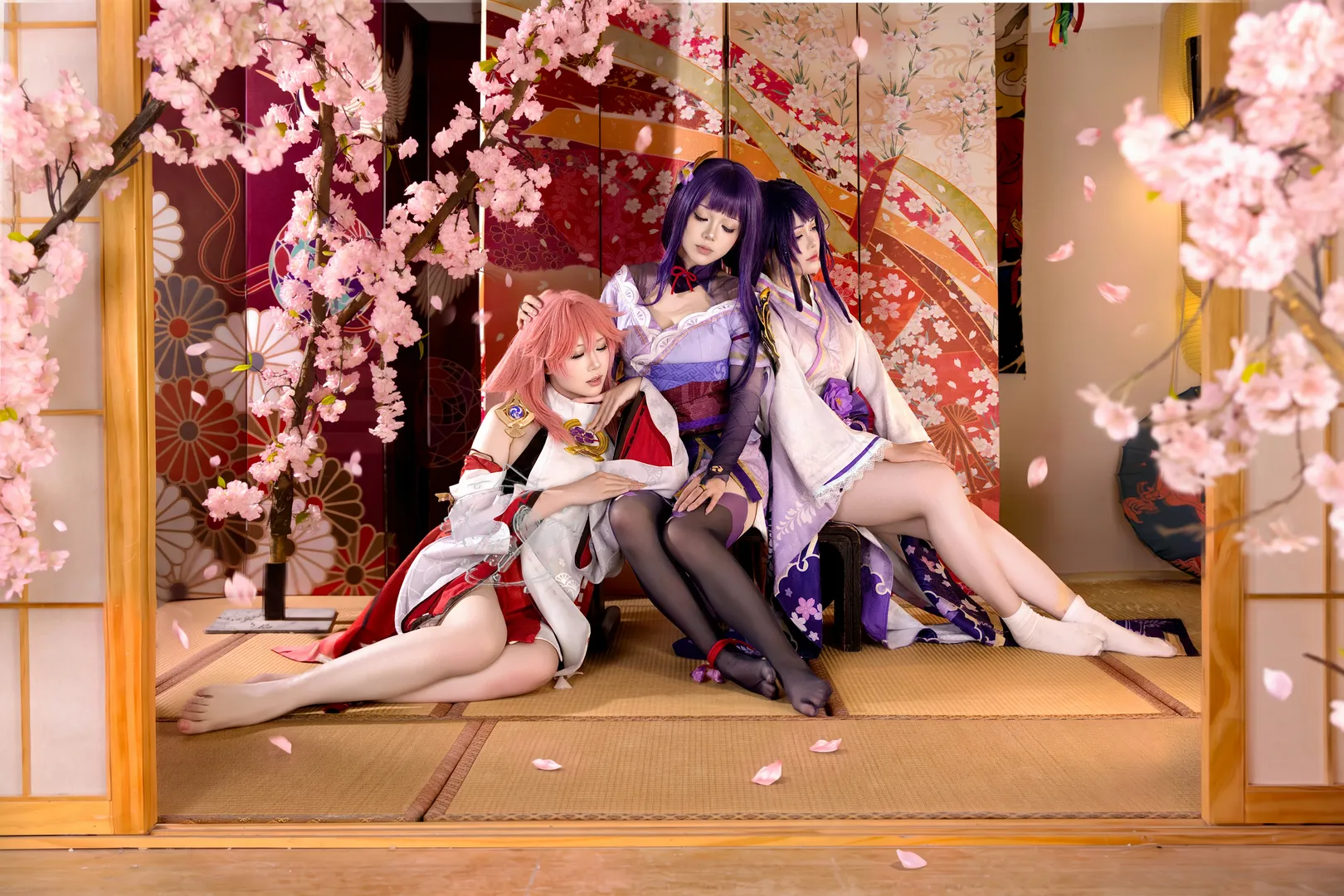 [Yae Miko Cosplay] Genshin Impact Narukami Trio: Sakura Washitsu with Raiden Shogun and Raiden Makoto - Image 1