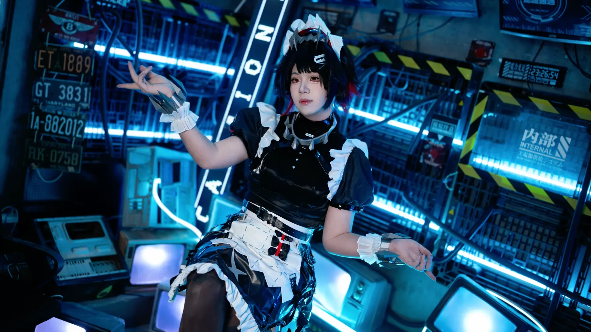 【艾莲乔cos】穿梭在霓虹机房的冷艳女仆 - 第 5 张