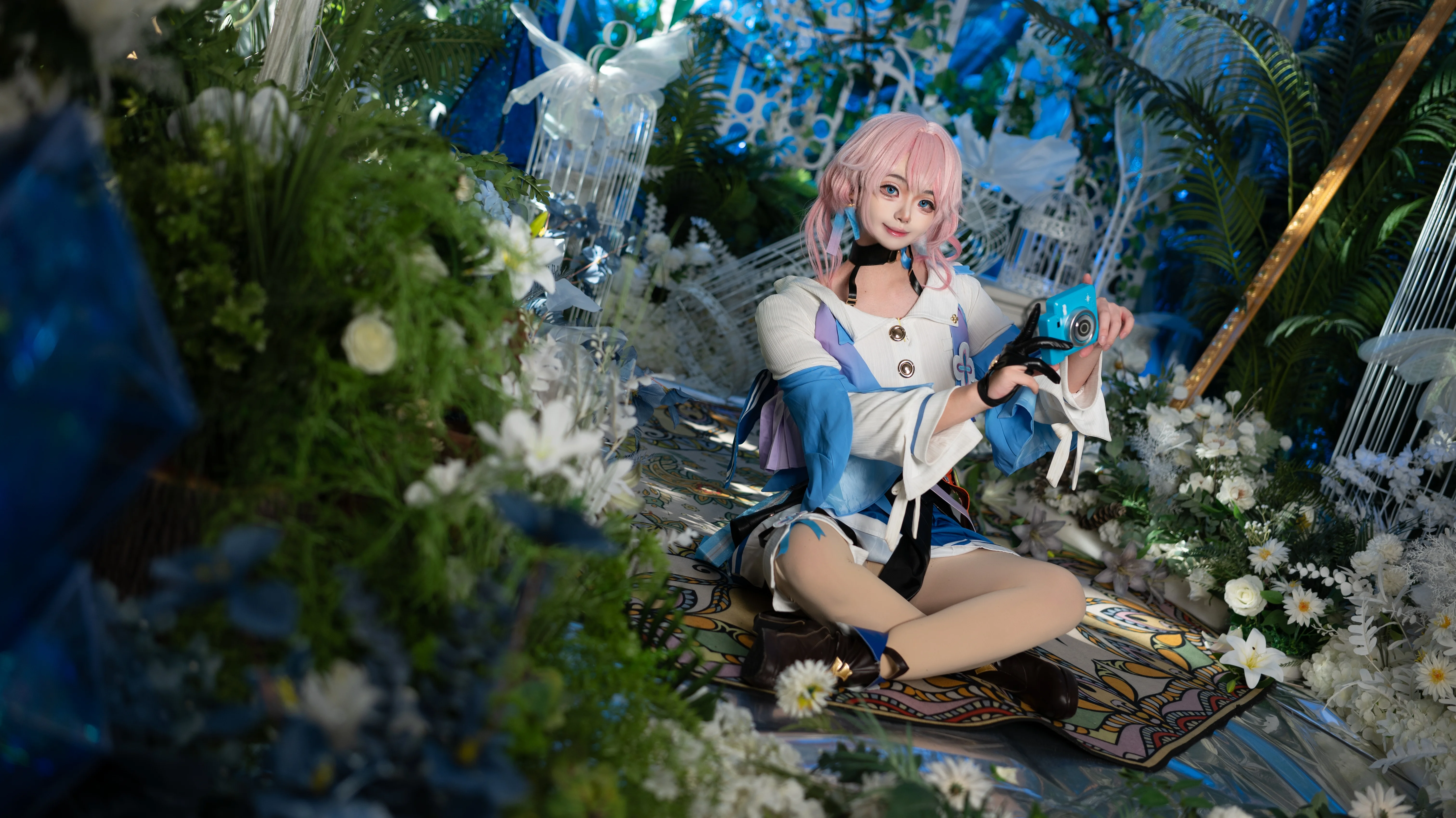 【三月七cos】崩坏星穹铁道，实景花丛中的蓝白少女 - 第 1 张