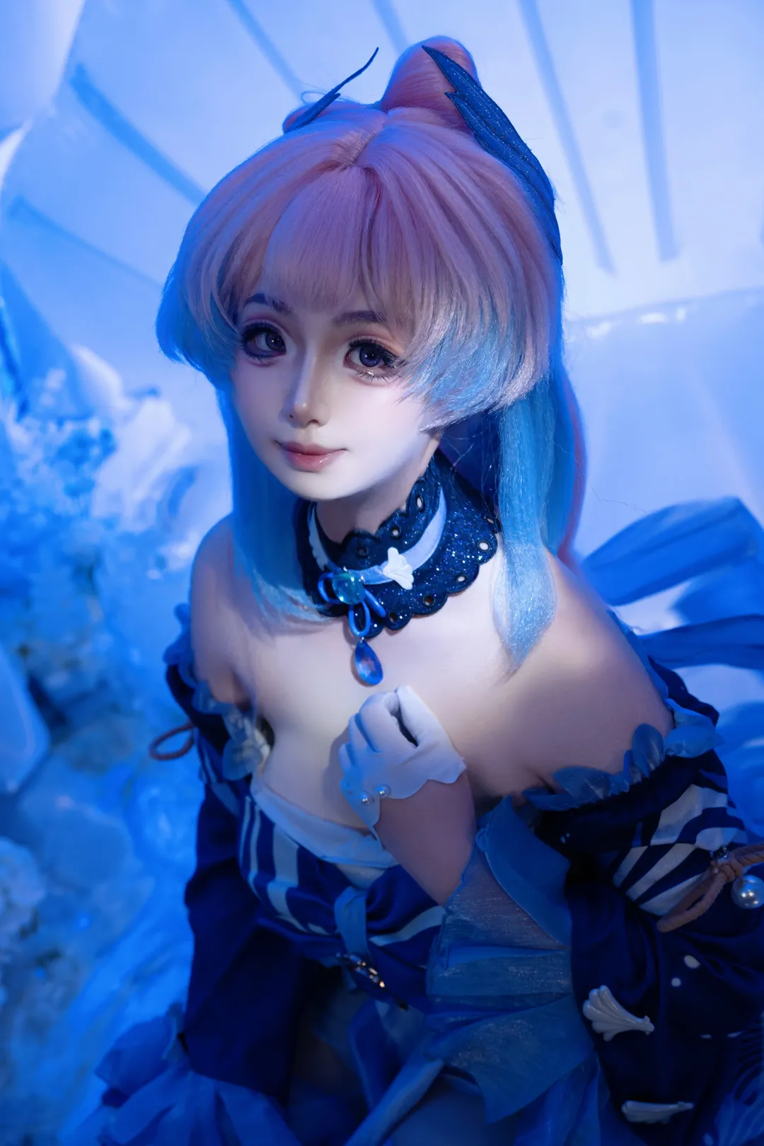 [Sangonomiya Kokomi cosplay] Genshin Impact: Character Insights and Styling Sharing Under a Blue Lighting Atmosphere