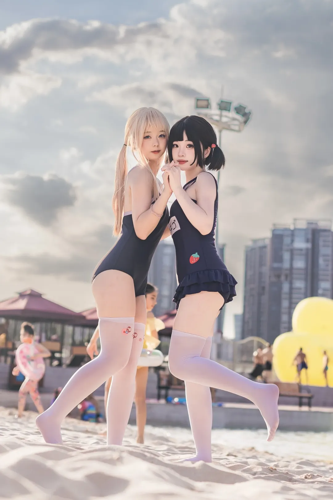 死库水与白丝在沙滩，还原漫画里的夏日少女感