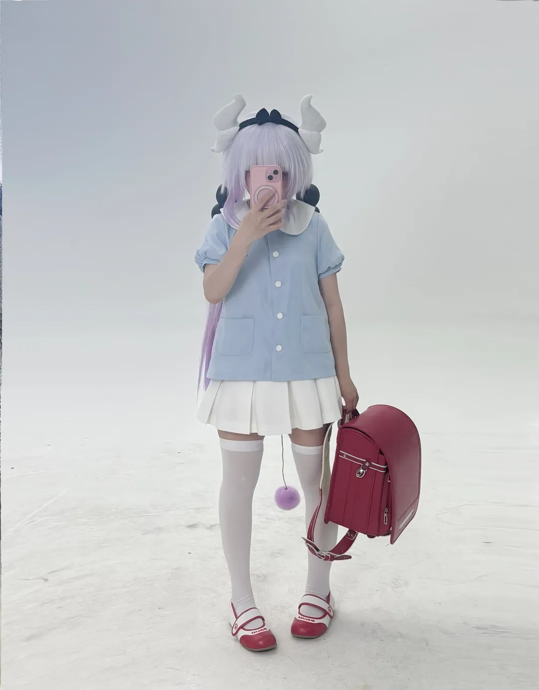 【康娜cos】浅蓝系学院风穿搭与白色长筒袜的自拍记录