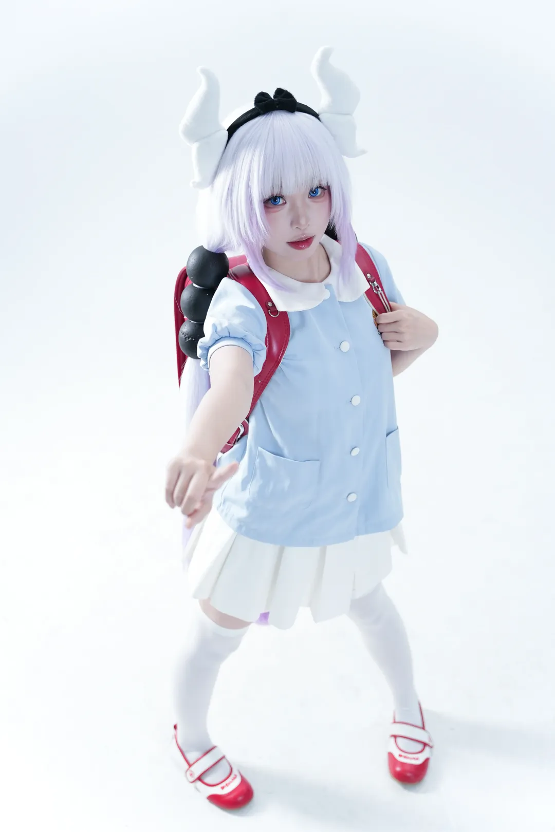 【康娜cos】藍白配色加白色過膝襪，純白背景下的清爽校園風 - 第 1 張