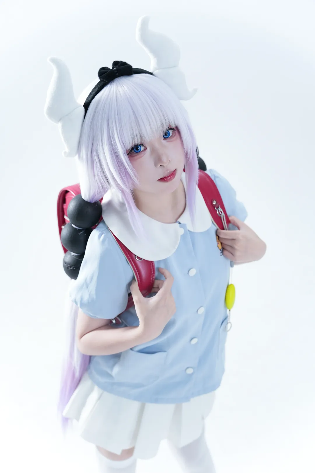 【康娜cos】藍白配色加白色過膝襪，純白背景下的清爽校園風 - 第 3 張