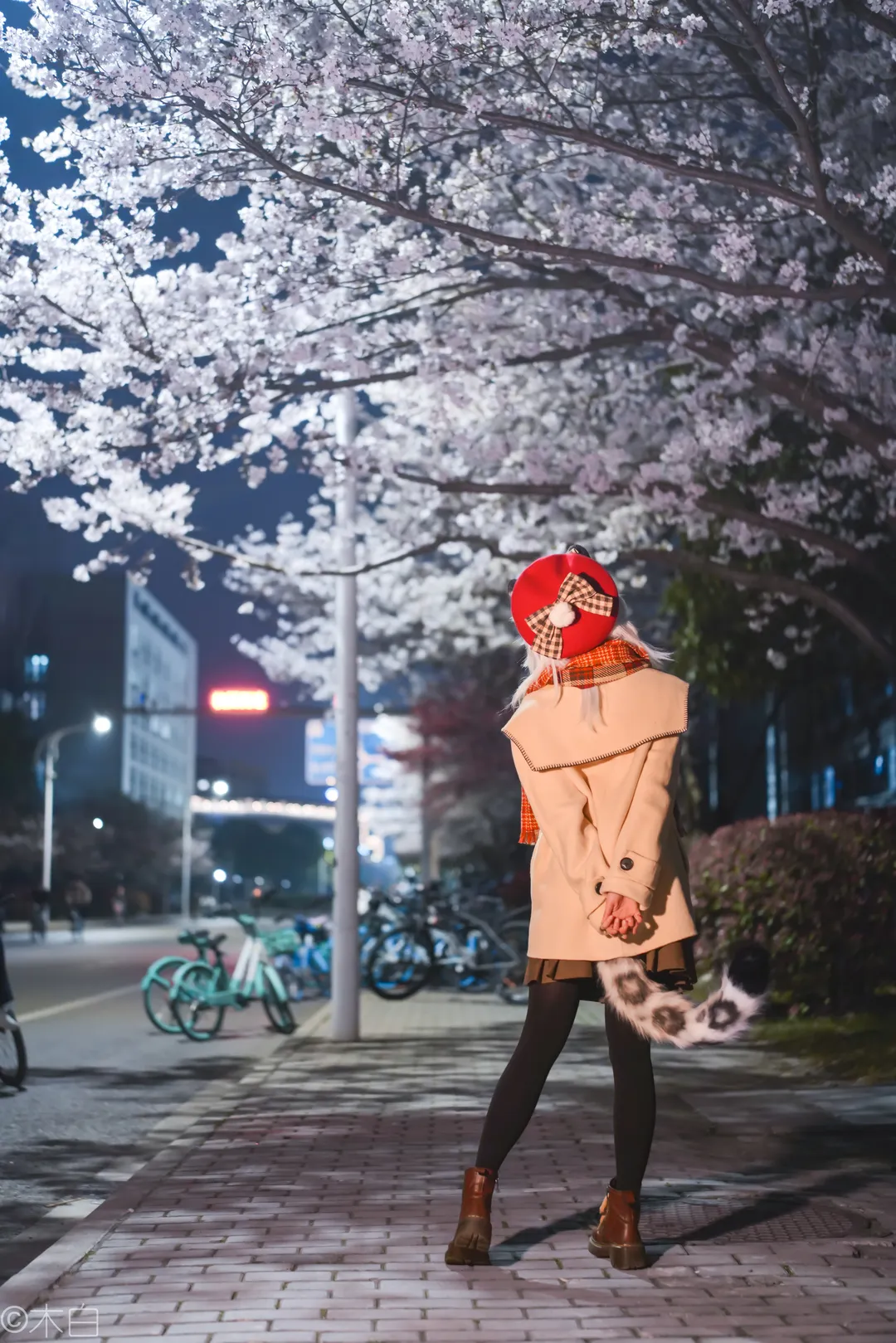【明日方舟崖心cos】夜櫻與街燈下的寒夜，遲來的外景分享 - 第 2 張