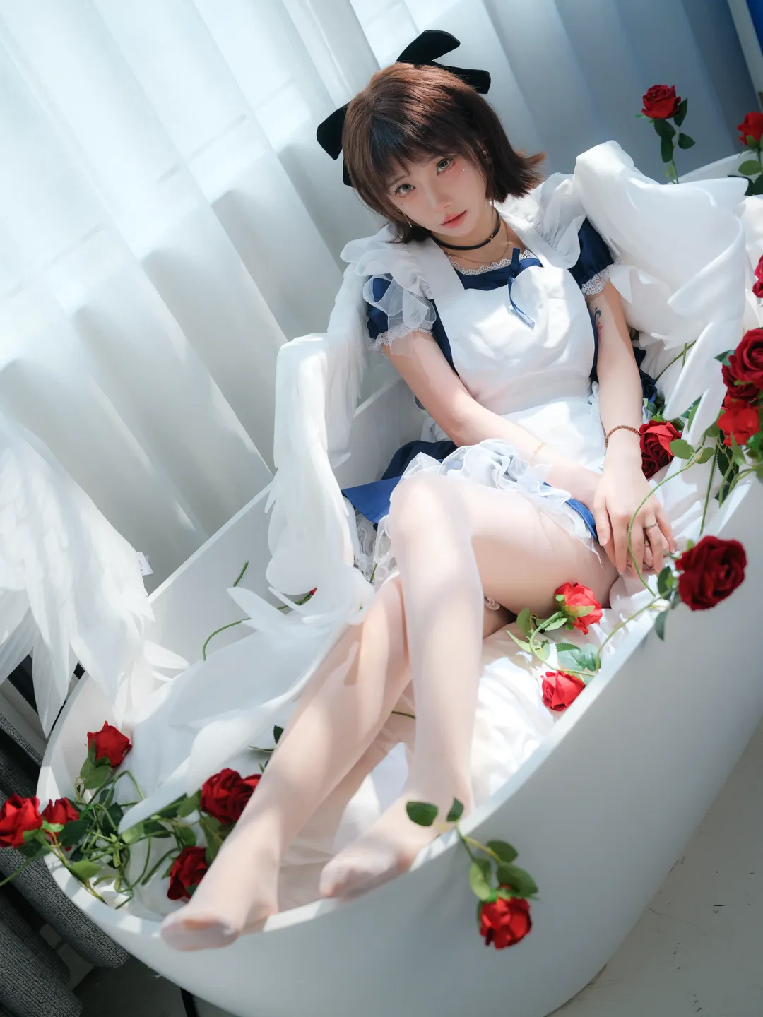 【天使メイドコスプレ】バスタブと薔薇、純白の翼が紡ぐ雰囲気のある写真 - 1 枚目