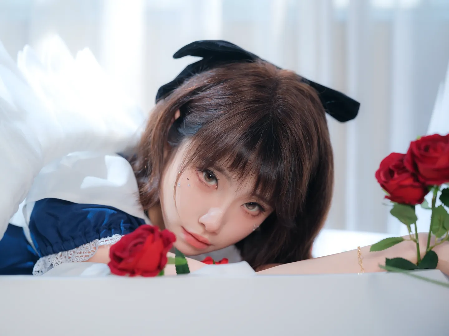 【天使メイドコスプレ】バスタブと薔薇、純白の翼が紡ぐ雰囲気のある写真 - 2 枚目