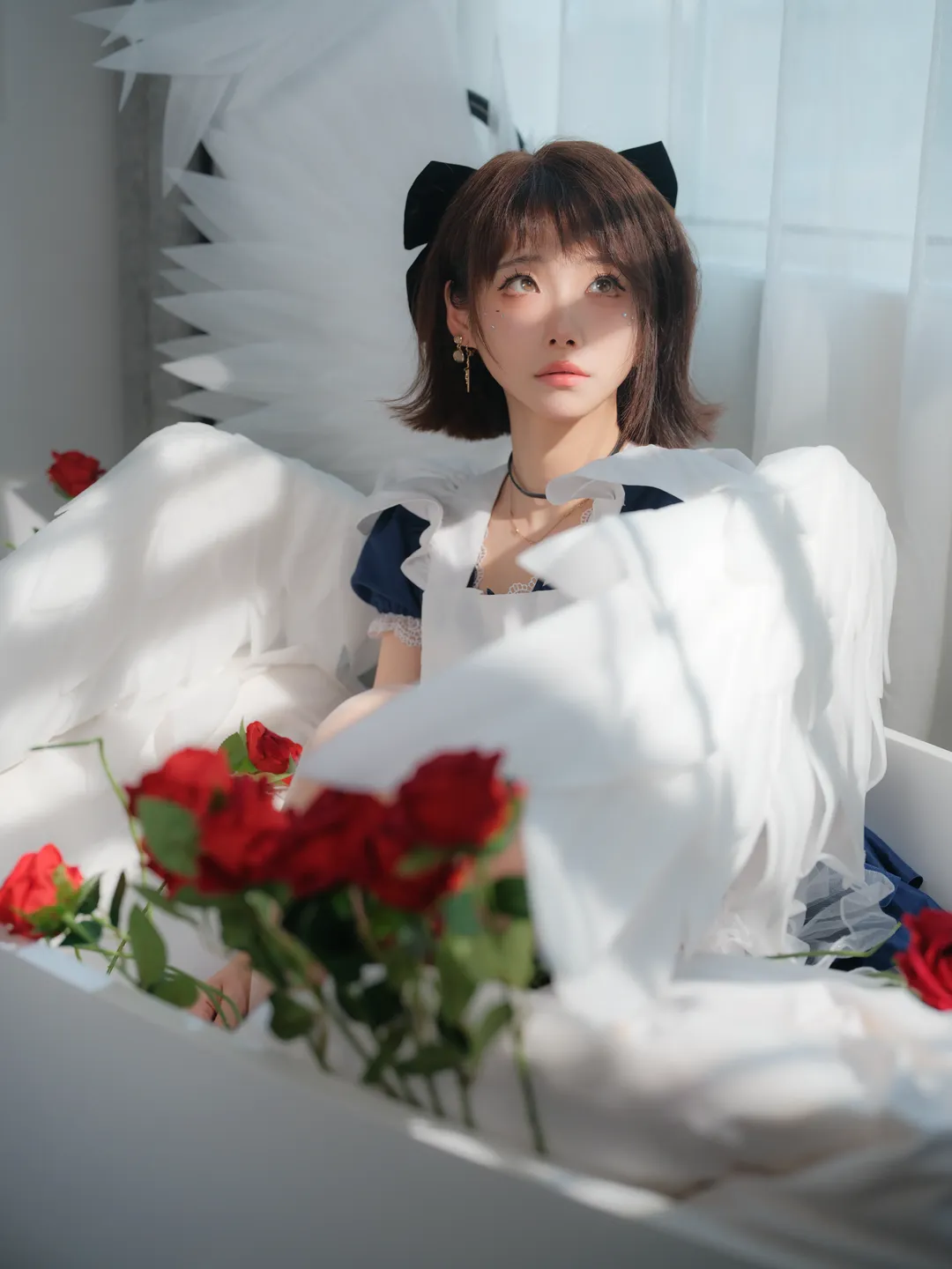 【天使メイドコスプレ】バスタブと薔薇、純白の翼が紡ぐ雰囲気のある写真 - 4 枚目