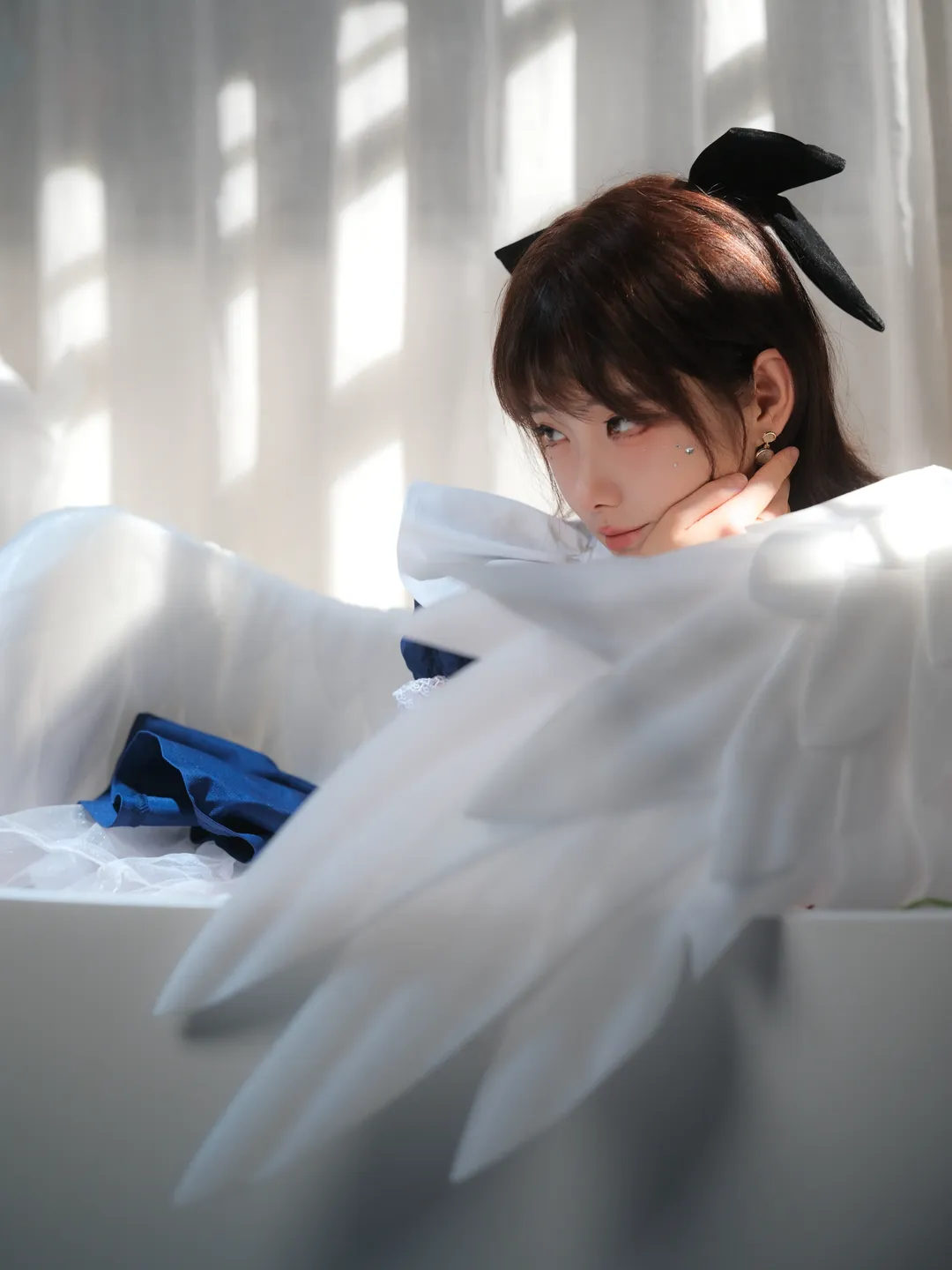 【天使メイドコスプレ】バスタブと薔薇、純白の翼が紡ぐ雰囲気のある写真 - 5 枚目