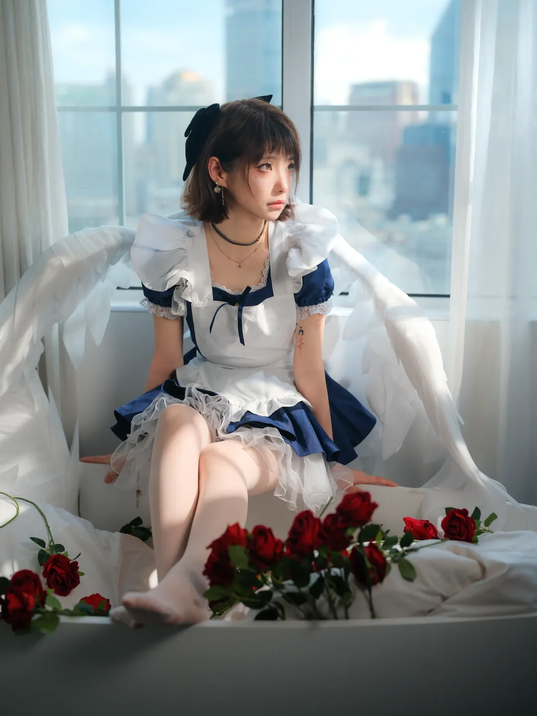 【天使メイドコスプレ】バスタブと薔薇、純白の翼が紡ぐ雰囲気のある写真 - 6 枚目