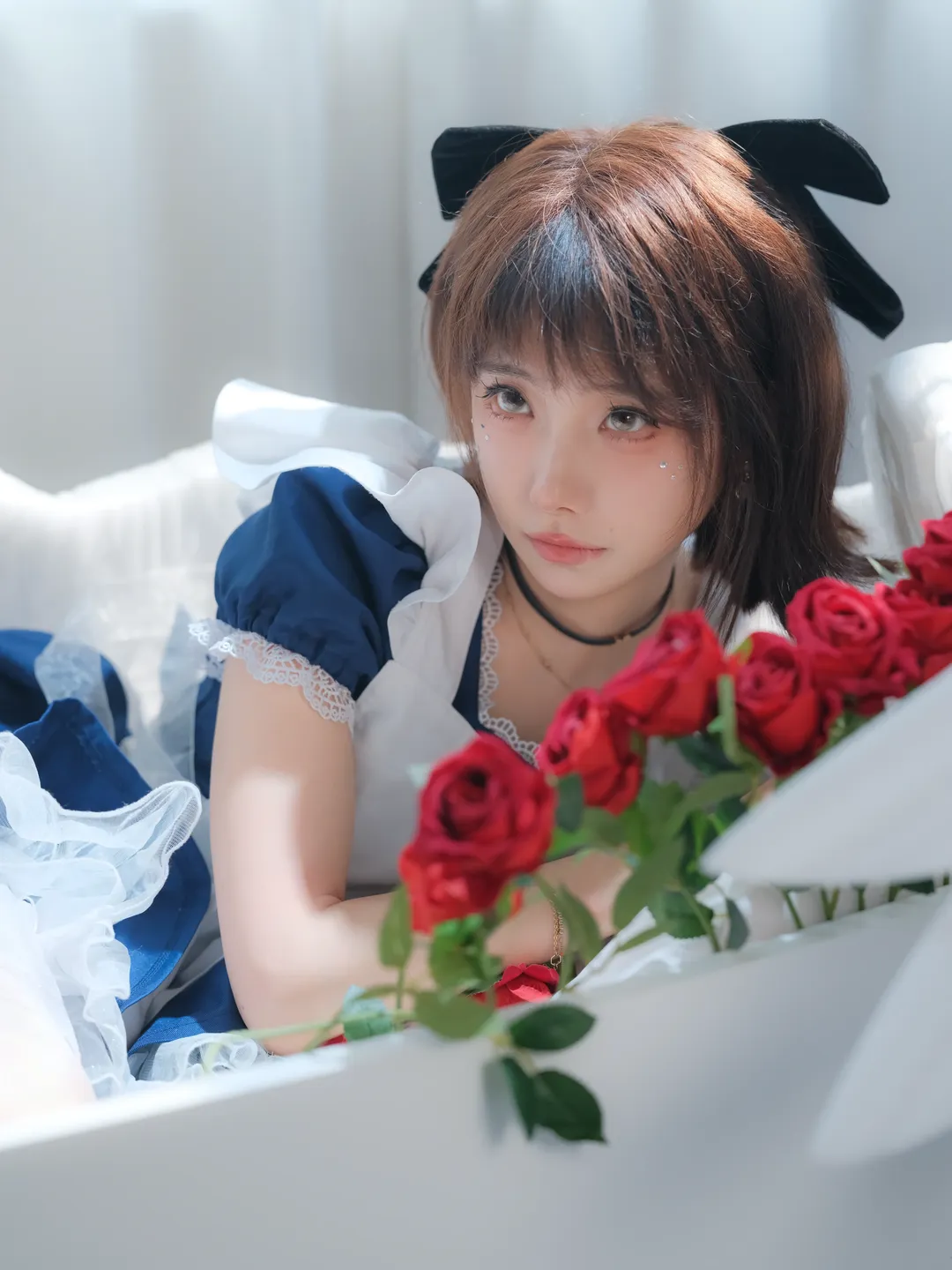 【天使メイドコスプレ】バスタブと薔薇、純白の翼が紡ぐ雰囲気のある写真 - 7 枚目