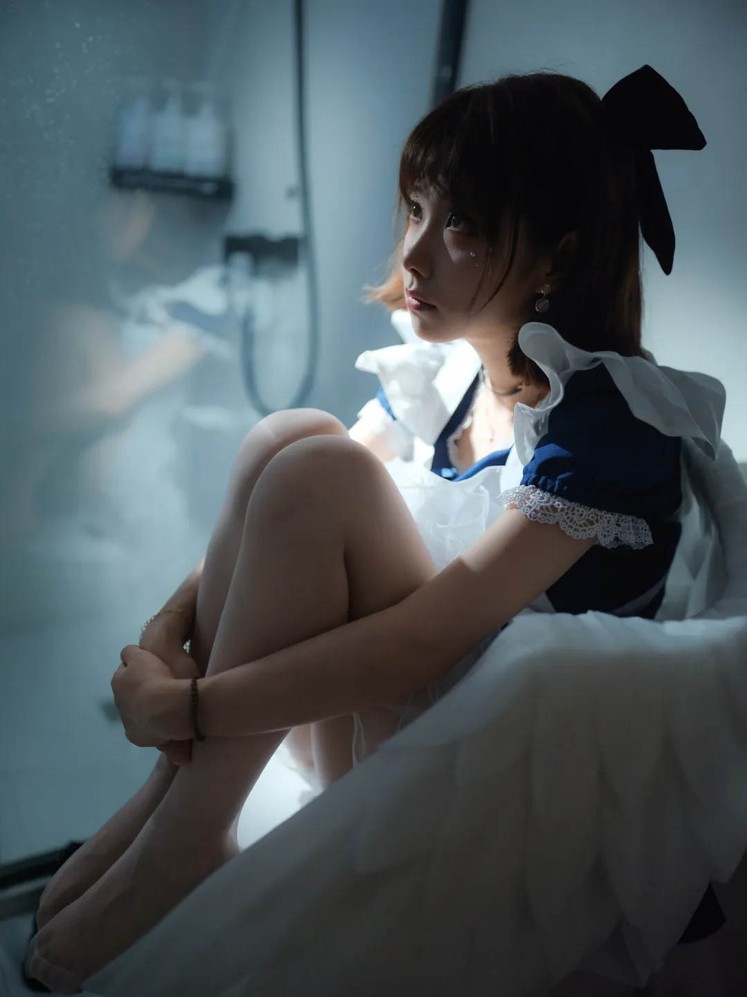 【天使メイドコスプレ】バスタブと薔薇、純白の翼が紡ぐ雰囲気のある写真 - 8 枚目
