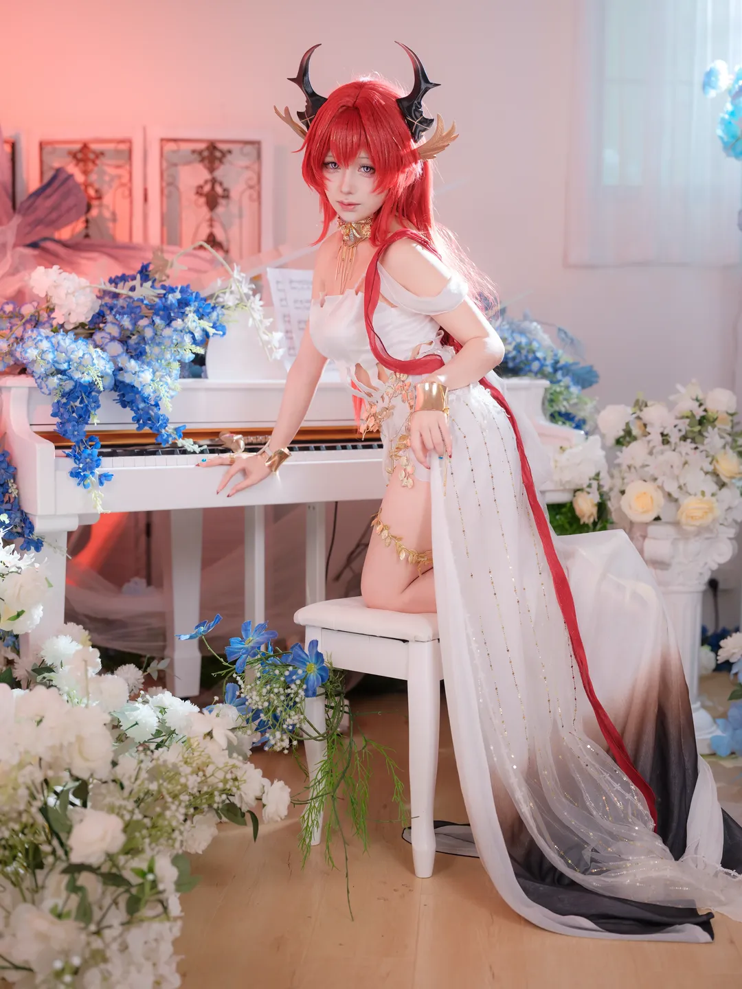 【レーヴァテイン コスプレ】アークナイツ、花畑と長剣が織りなす視覚的インパクト - 2 枚目