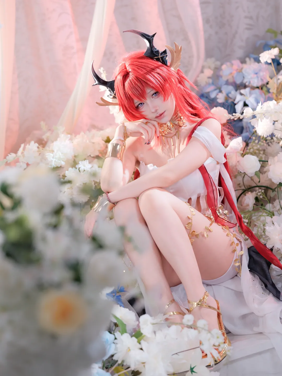 【レーヴァテイン コスプレ】アークナイツ、花畑と長剣が織りなす視覚的インパクト - 3 枚目