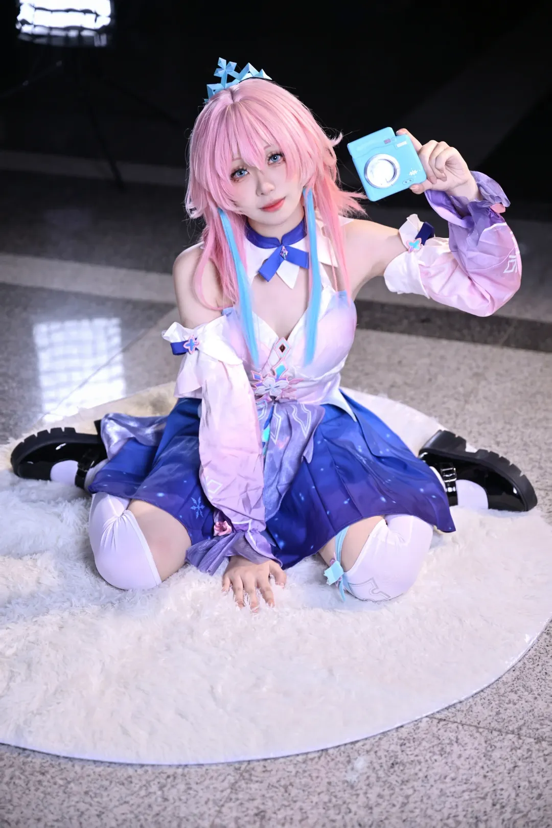 【三月七cos】崩坏星穹铁道，小三月礼服展现漫展俏皮时刻 - 第 1 张
