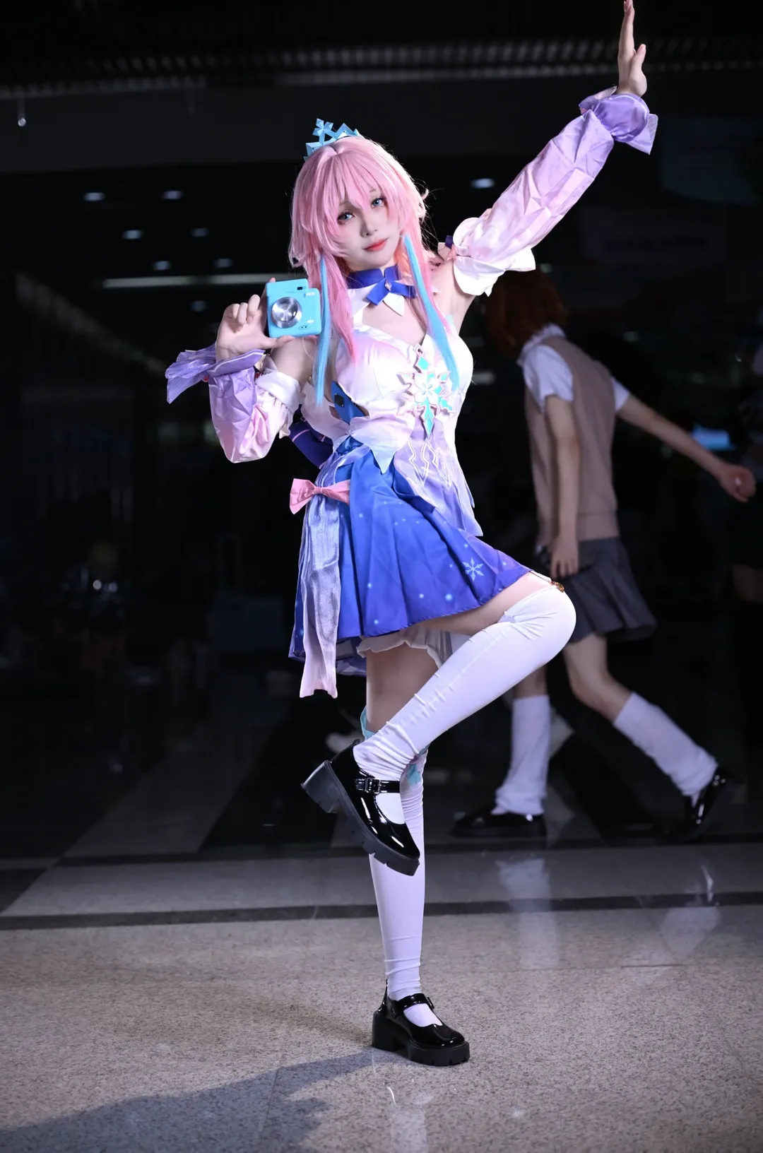 【三月七cos】崩坏星穹铁道，小三月礼服展现漫展俏皮时刻 - 第 3 张
