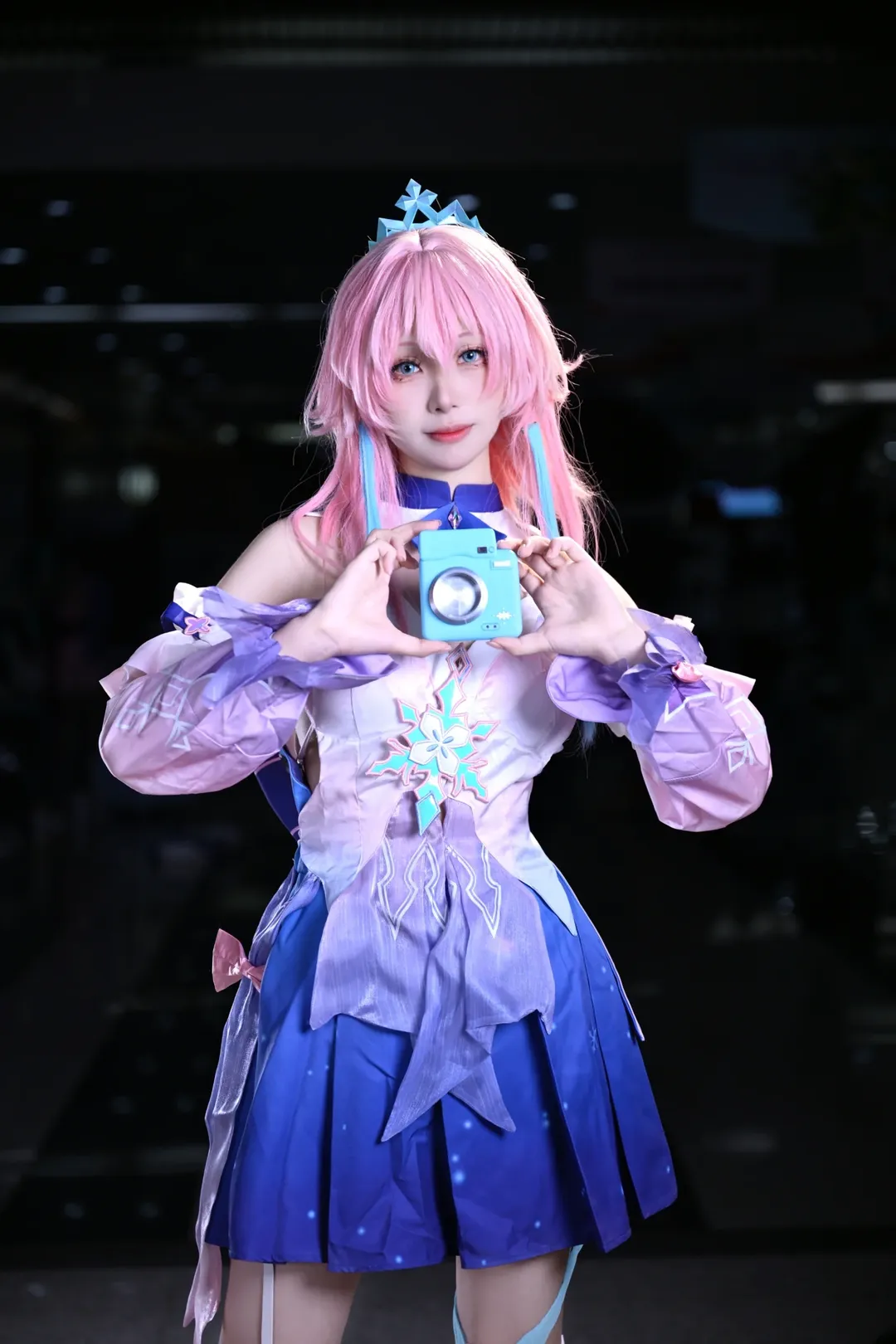 【三月七cos】崩坏星穹铁道，小三月礼服展现漫展俏皮时刻 - 第 4 张
