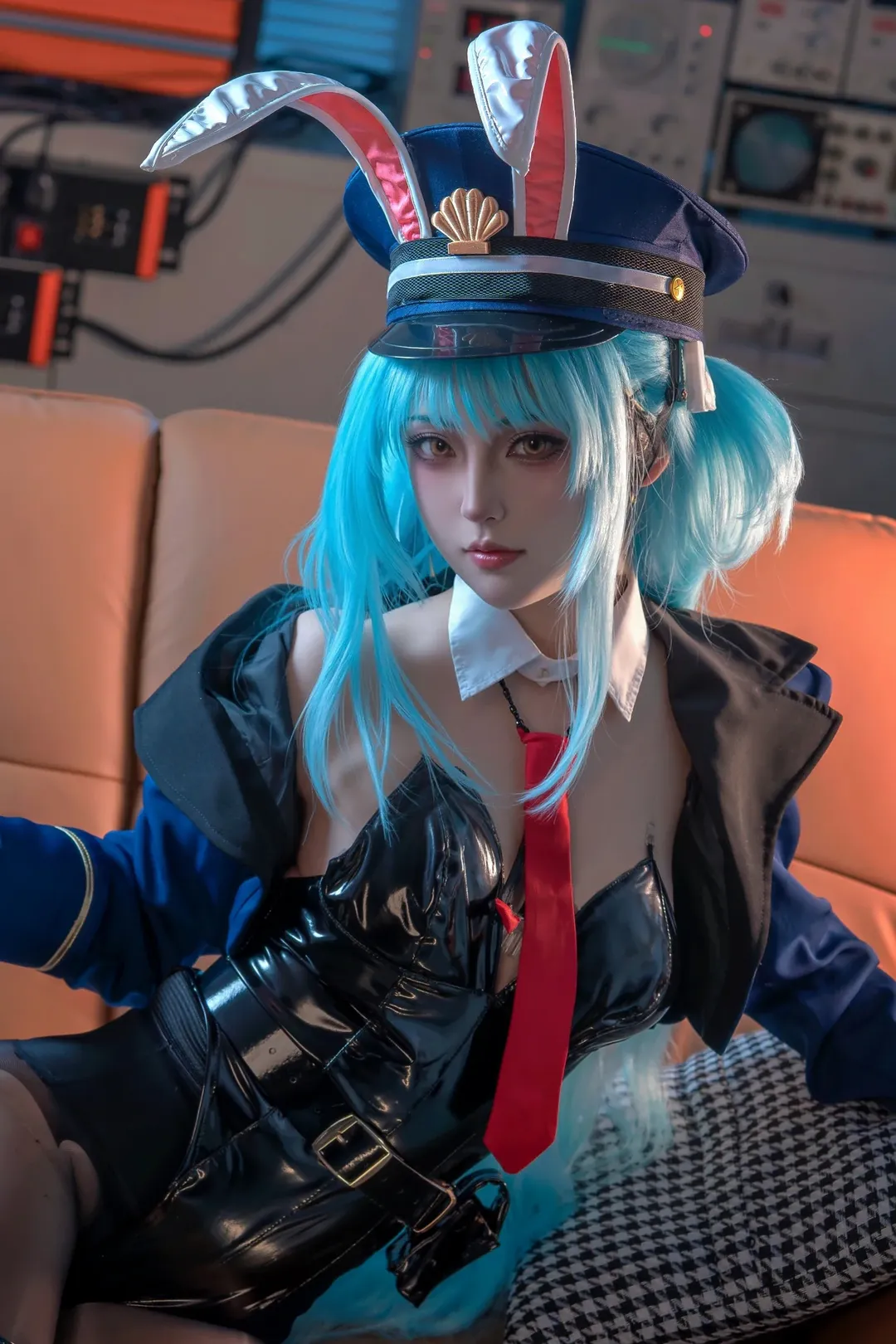 【海王星cos】碧蓝航线兔警官，亮面胶衣与警帽的搭配
