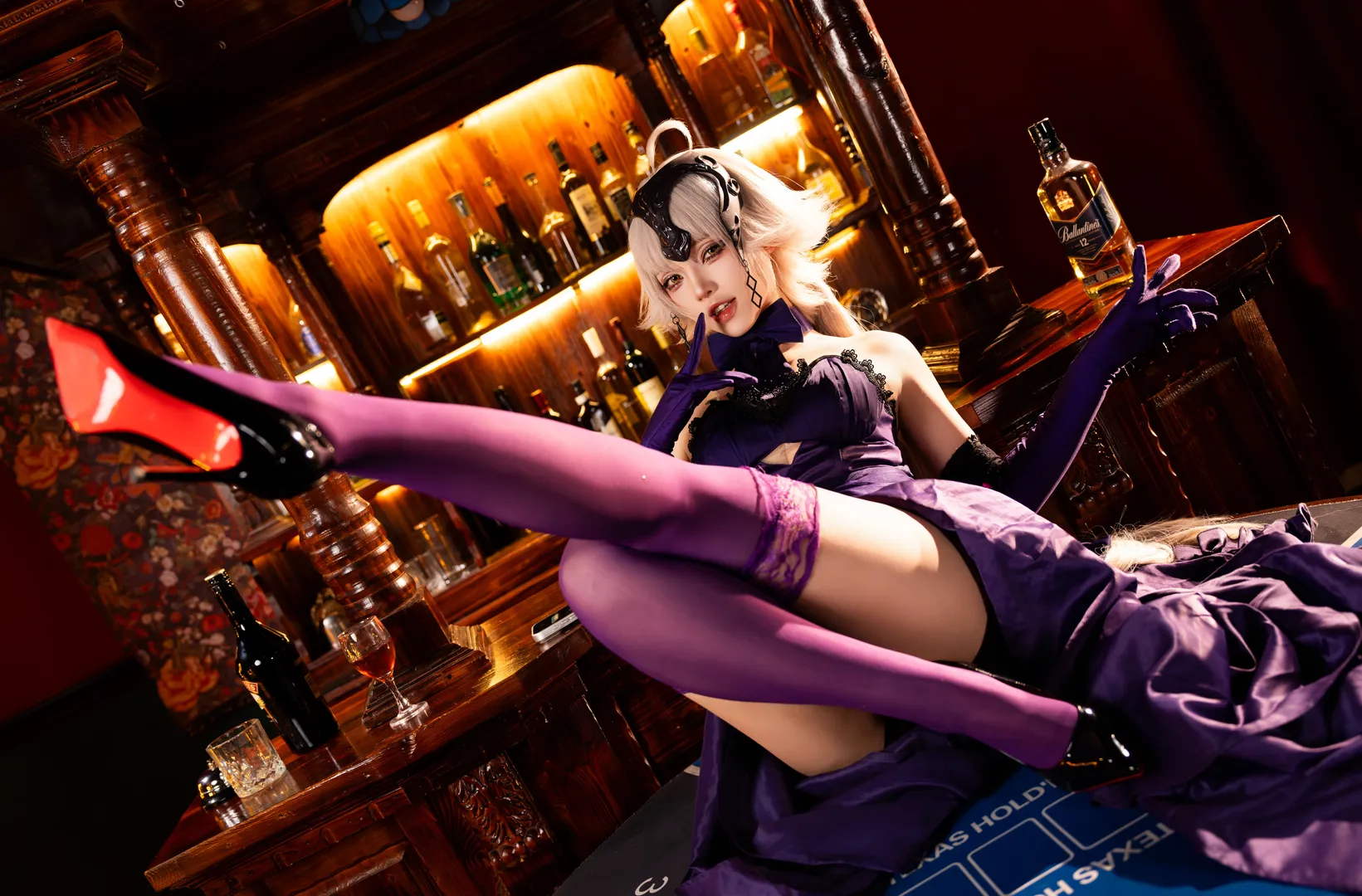 【黑貞德cos】Fate復古酒吧裡的紫色長裙與微醺瞬間 - 第 1 張