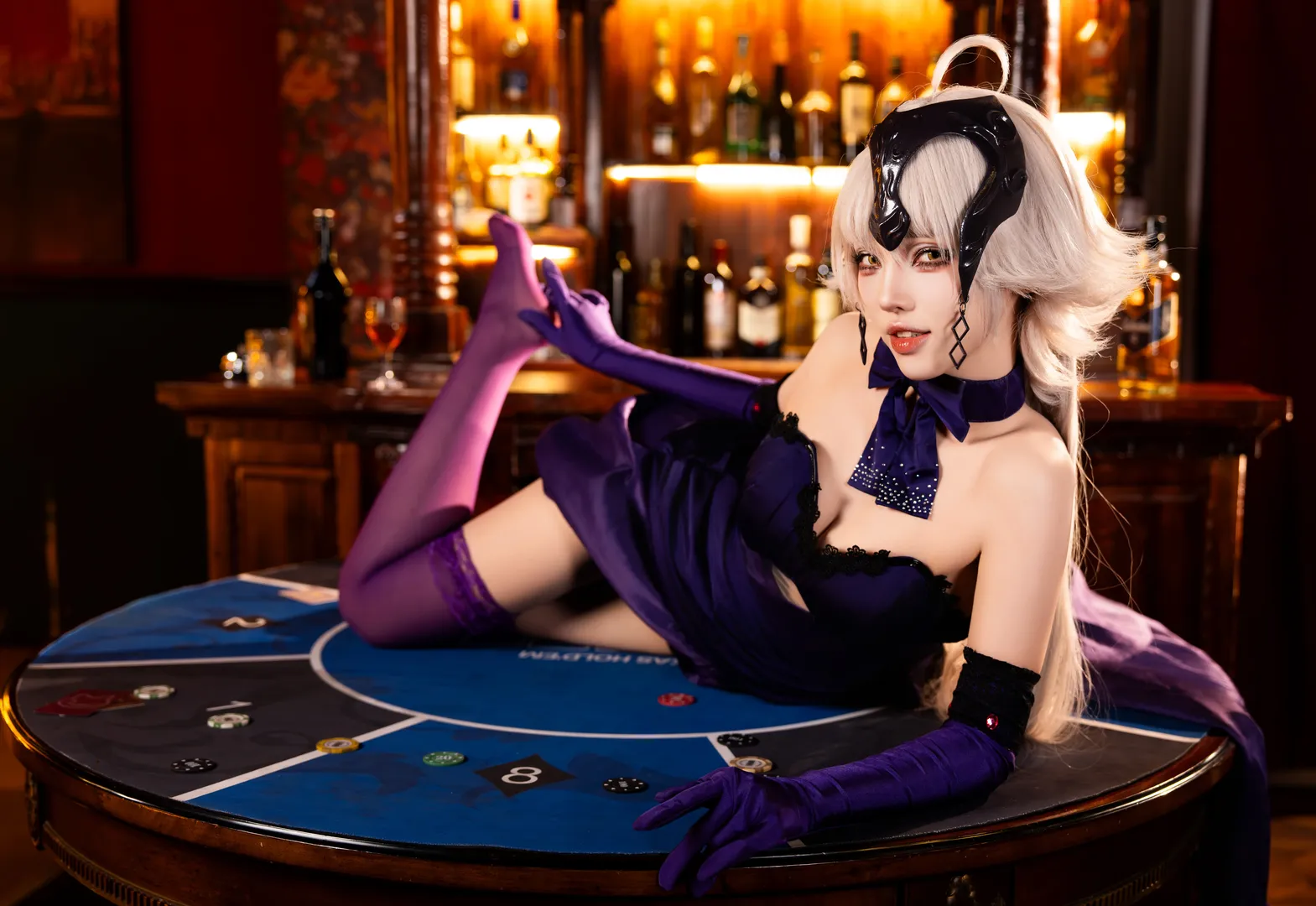 【黑贞德cos】Fate复古酒吧里的紫色长裙与微醺瞬间