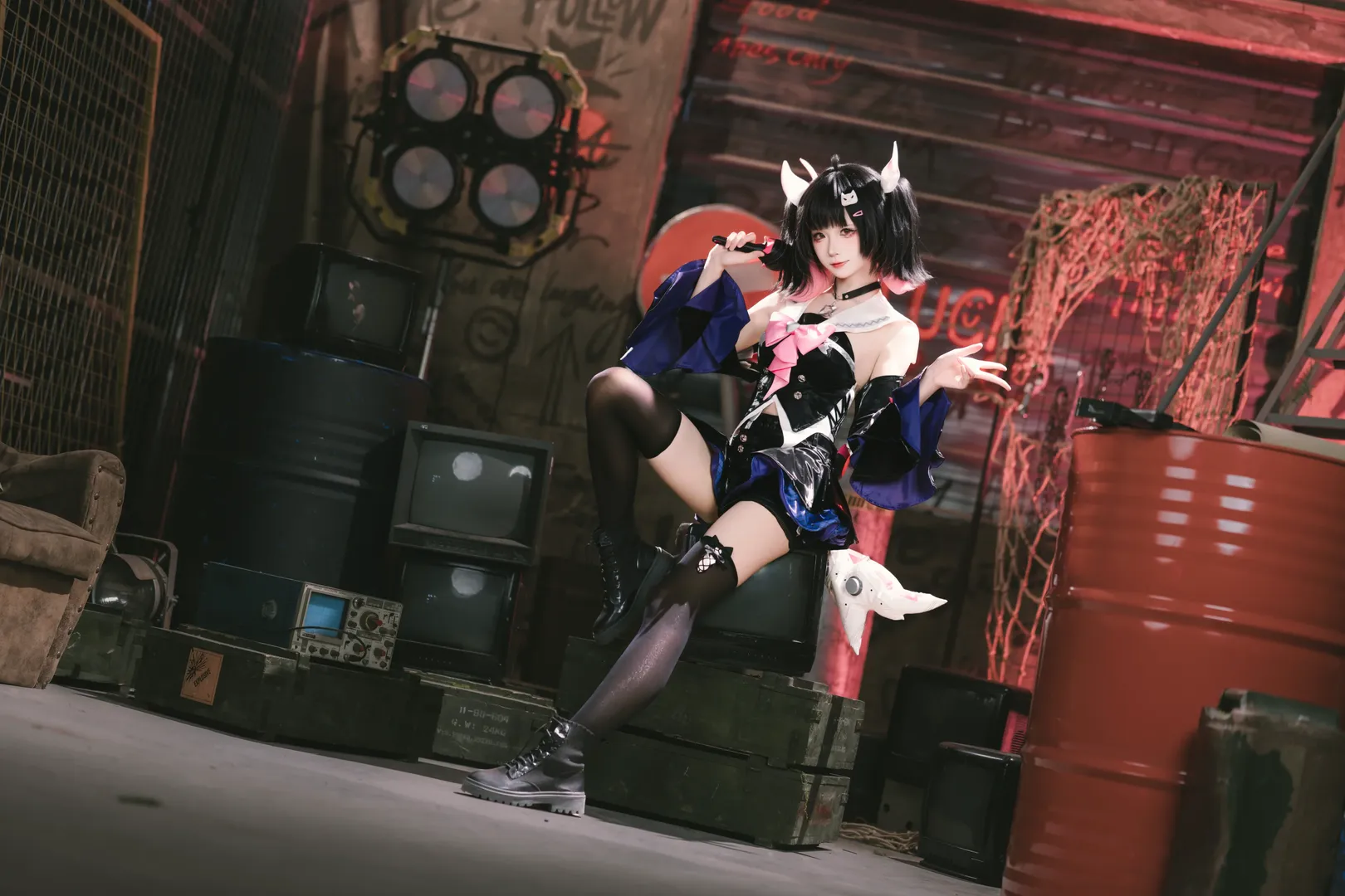 【南宫羽cos】废墟红灯下的狂想缪斯，绝区零废土中的独特张力 - 第 1 张