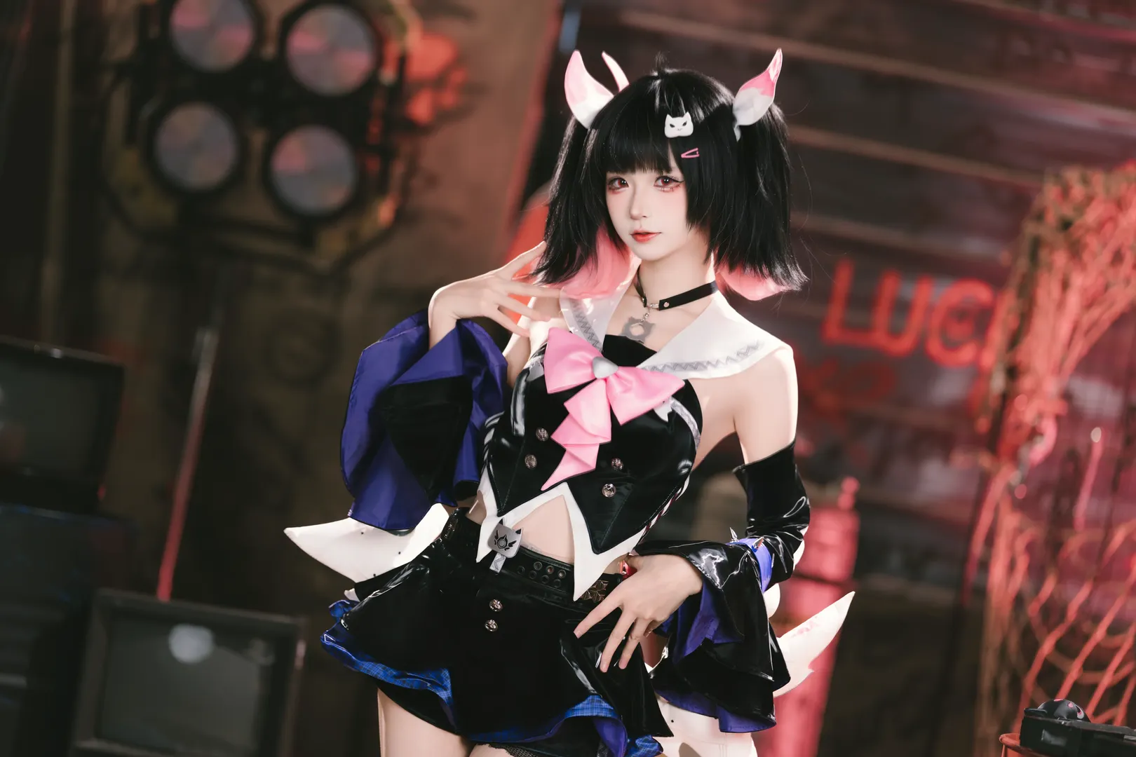 【南宫羽cos】废墟红灯下的狂想缪斯，绝区零废土中的独特张力 - 第 2 张
