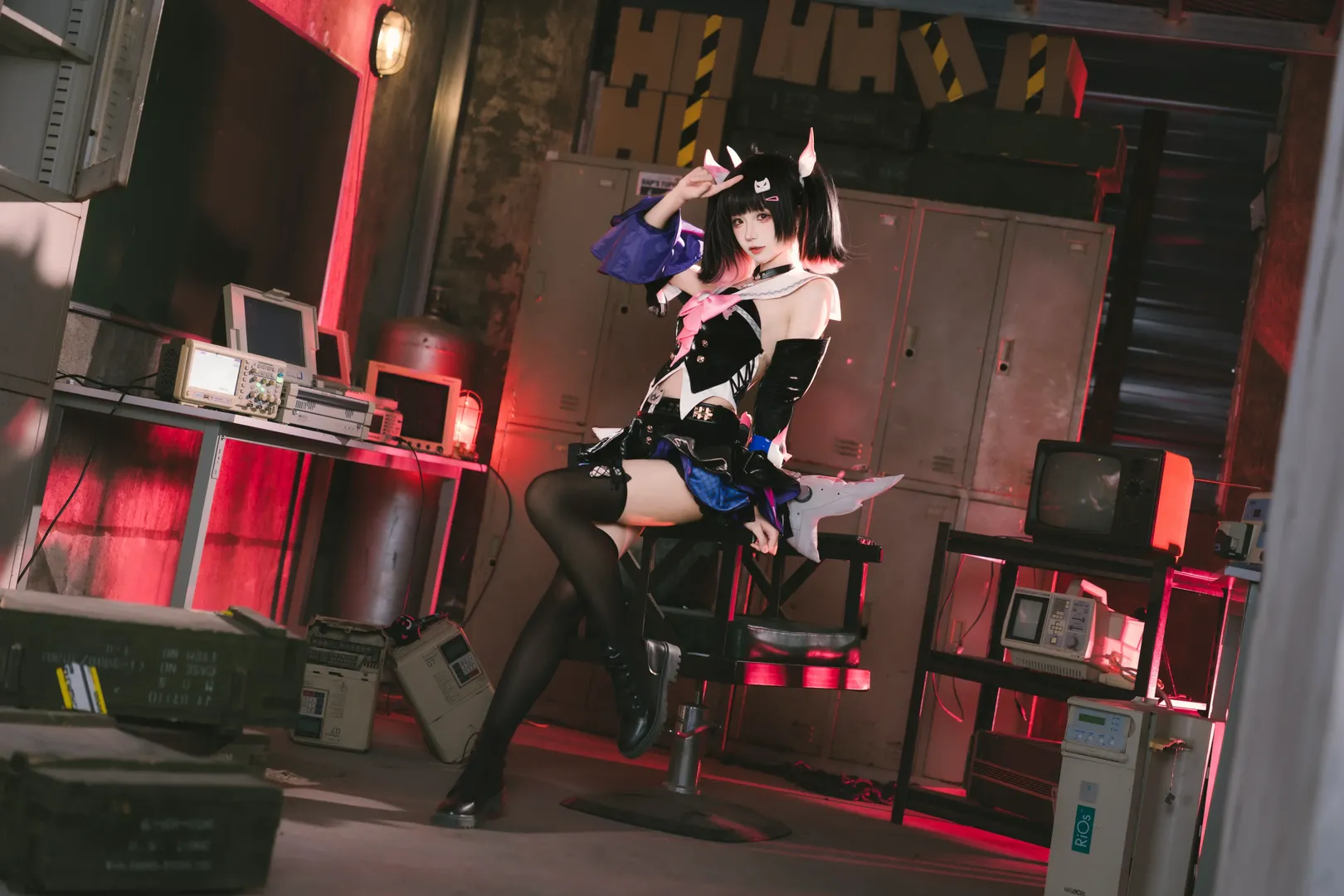 【南宫羽cos】废墟红灯下的狂想缪斯，绝区零废土中的独特张力 - 第 3 张