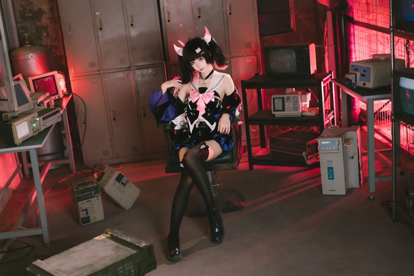 【南宫羽cos】废墟红灯下的狂想缪斯，绝区零废土中的独特张力