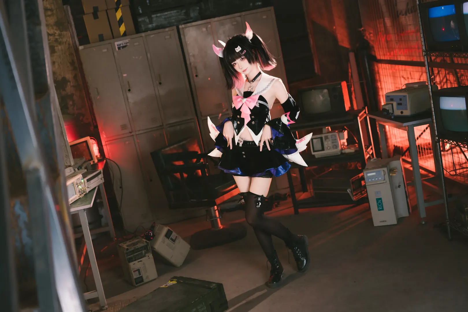 【南宫羽cos】废墟红灯下的狂想缪斯，绝区零废土中的独特张力 - 第 5 张