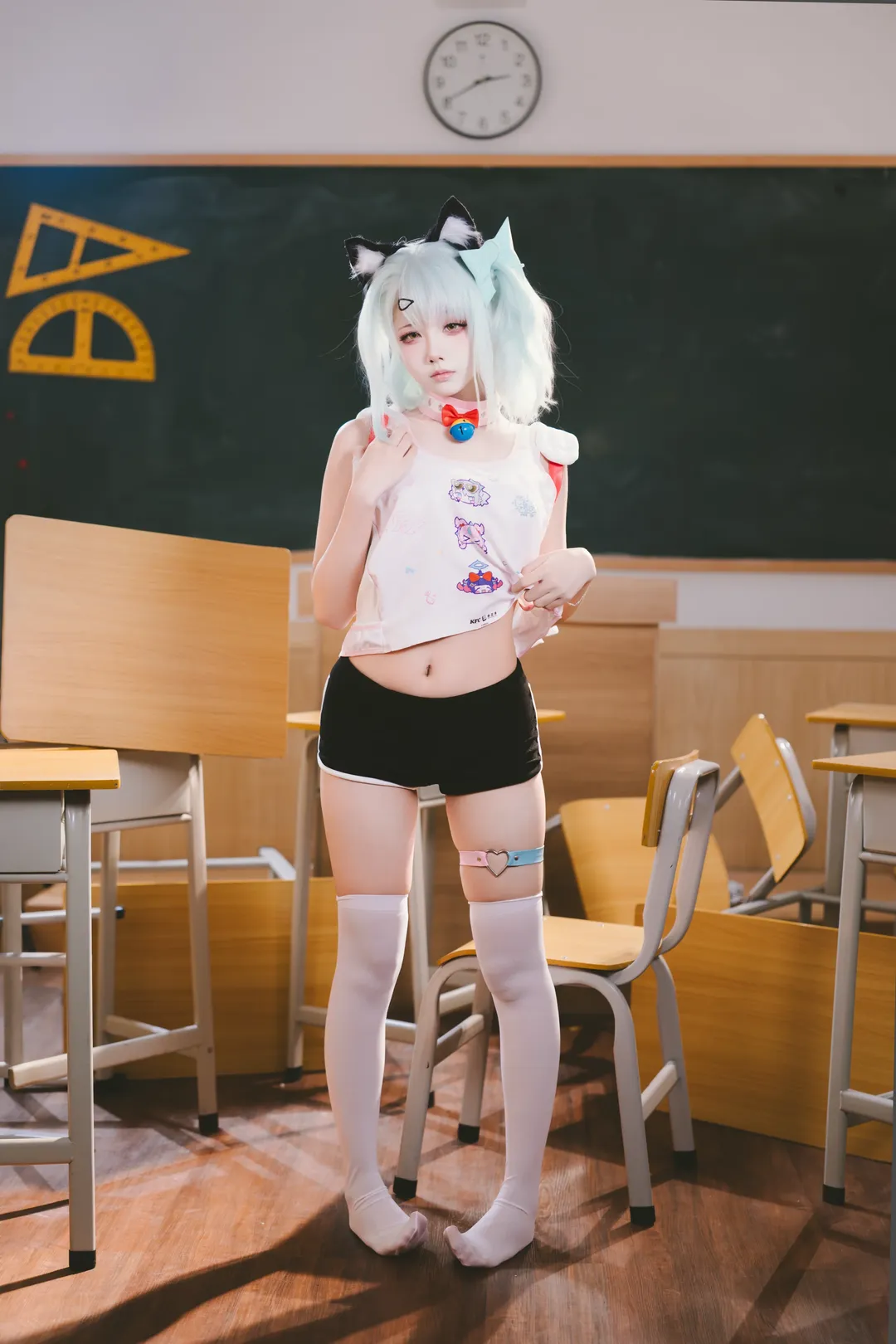【千夏cos】绝区零联动校园风，教室里的随性定格 - 第 6 张