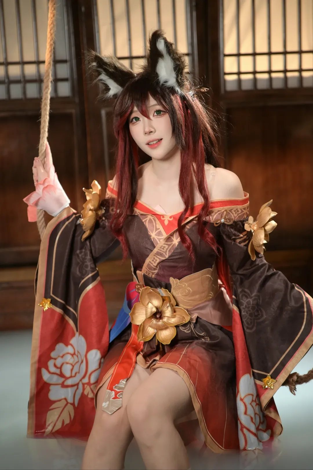 【帰忘の流離人コスプレ】崩壊：スターレイルの赤狐少女、没入感あふれる温泉セットでの撮影 - 1 枚目