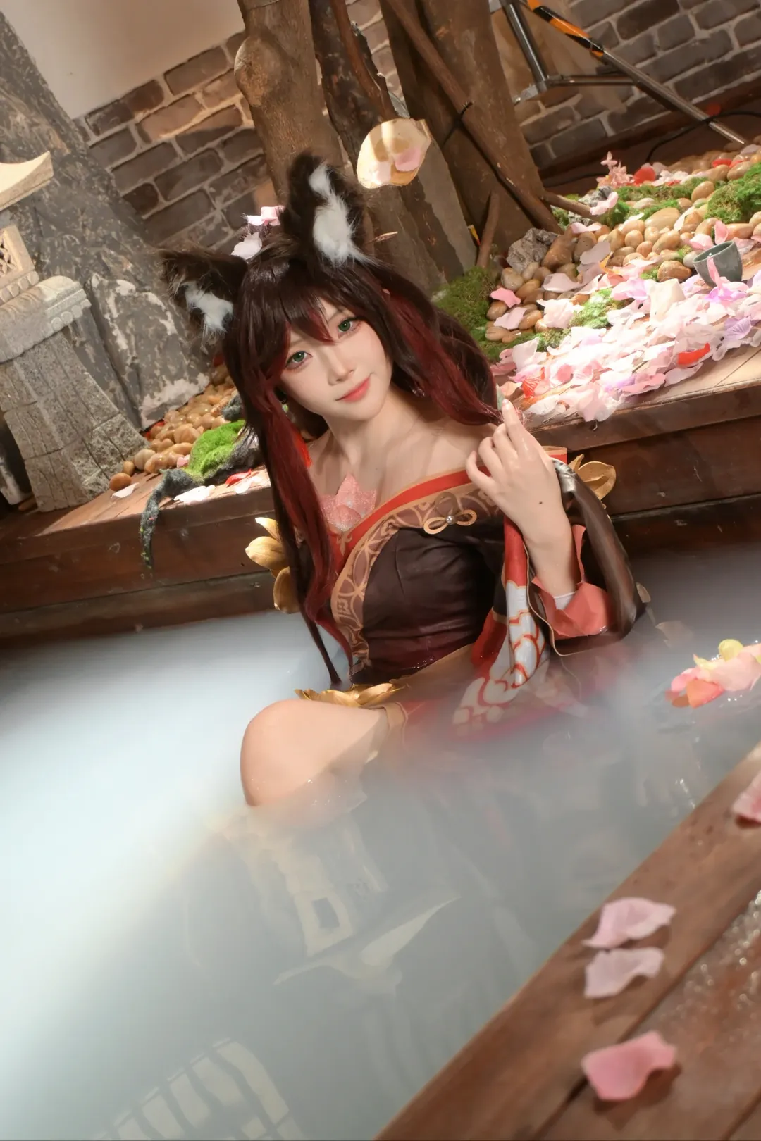 【帰忘の流離人コスプレ】崩壊：スターレイルの赤狐少女、没入感あふれる温泉セットでの撮影 - 2 枚目