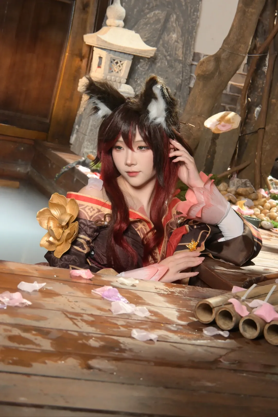 【帰忘の流離人コスプレ】崩壊：スターレイルの赤狐少女、没入感あふれる温泉セットでの撮影 - 3 枚目