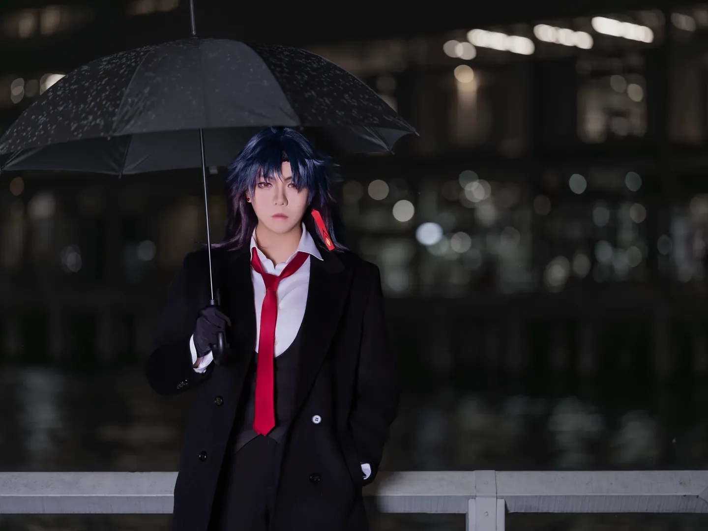 【刃cos】崩坏星穹铁道西装刃悉尼雨夜正片 - 第 1 张