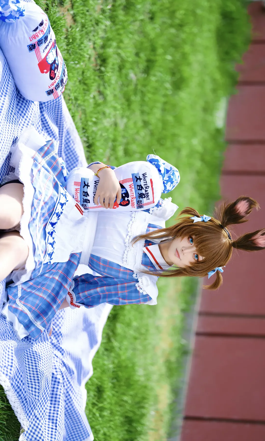 [Amiya cosplay] Capturing the spring atmosphere of Arknights between roses and White Rabbit - Image 1