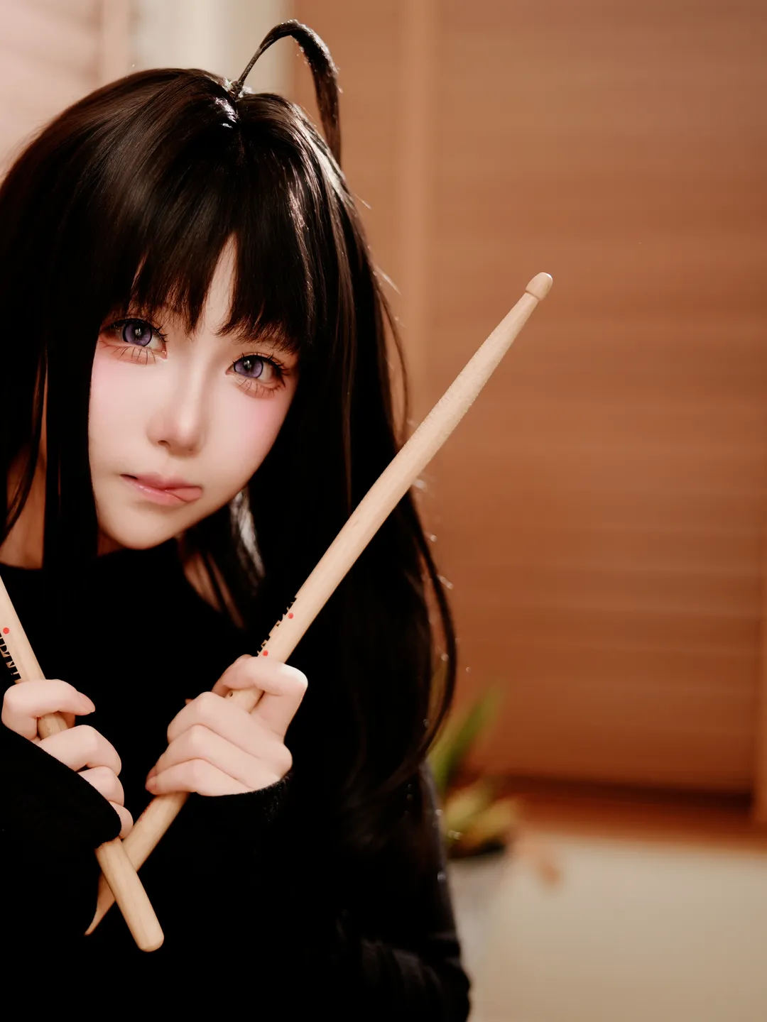 【安和すばる コスプレ】今日は486もタクシーに乗らなくていい、ドラムスティックを手にしたリハーサルタイム - 2 枚目