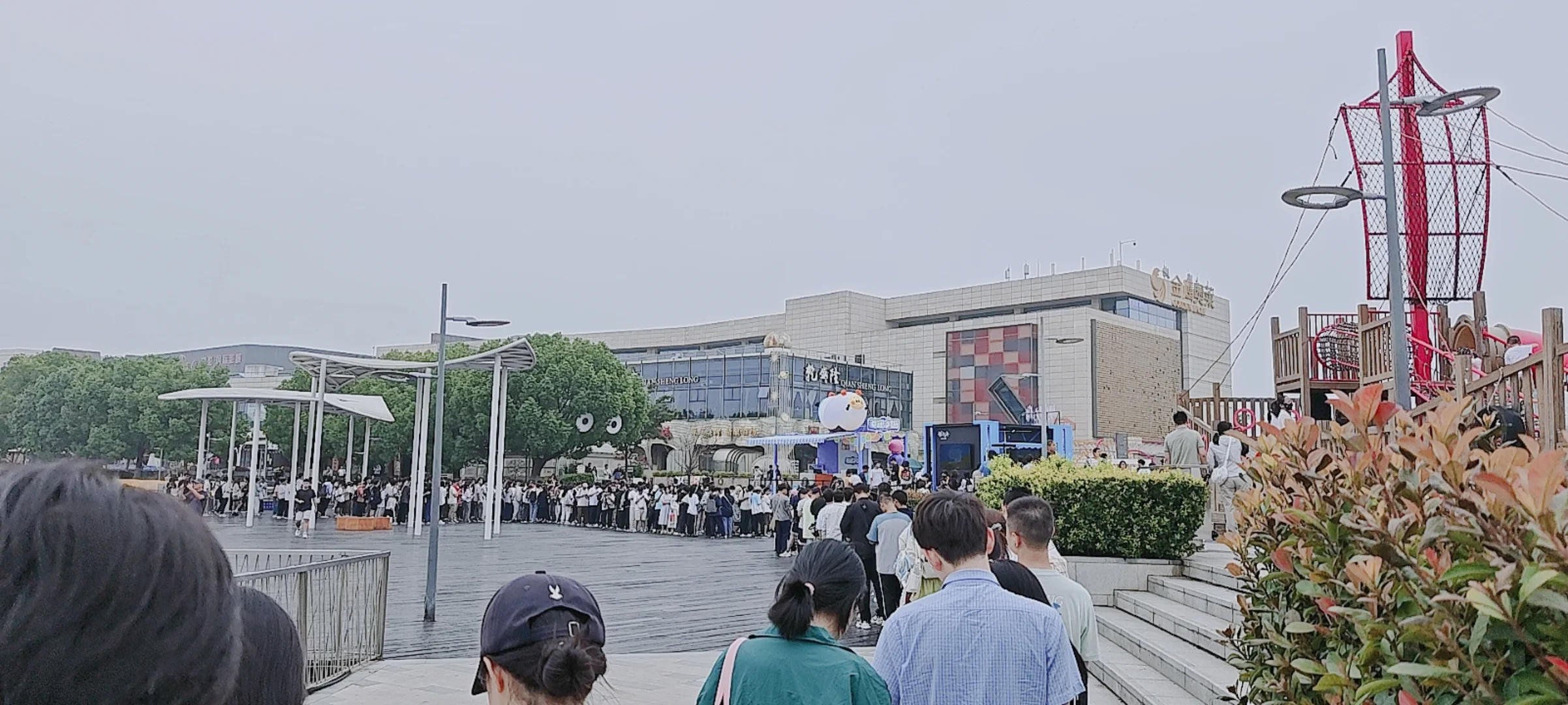 【黑角cos】明日方舟仙林金鹰巡展，排五个小时抽到六星 - 第 1 张