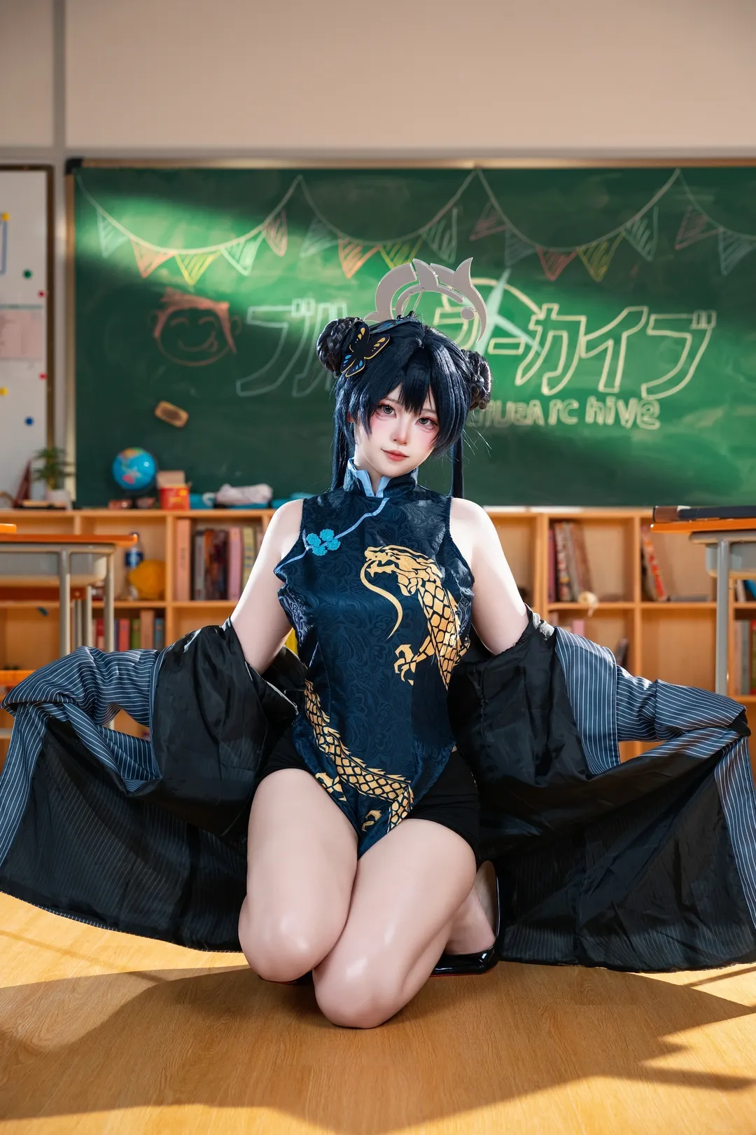【龙华妃咲cos】蔚蓝档案里的中式旗袍造型与教室光影时刻 - 第 2 张