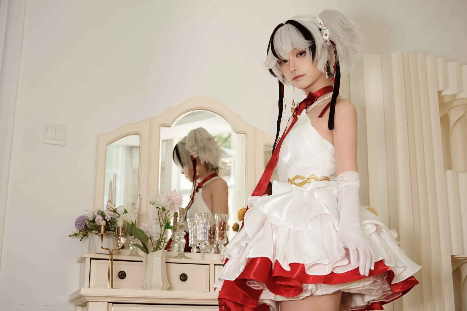 【椿cos】复古洋房里的红白缎面少女 - 第 1 张