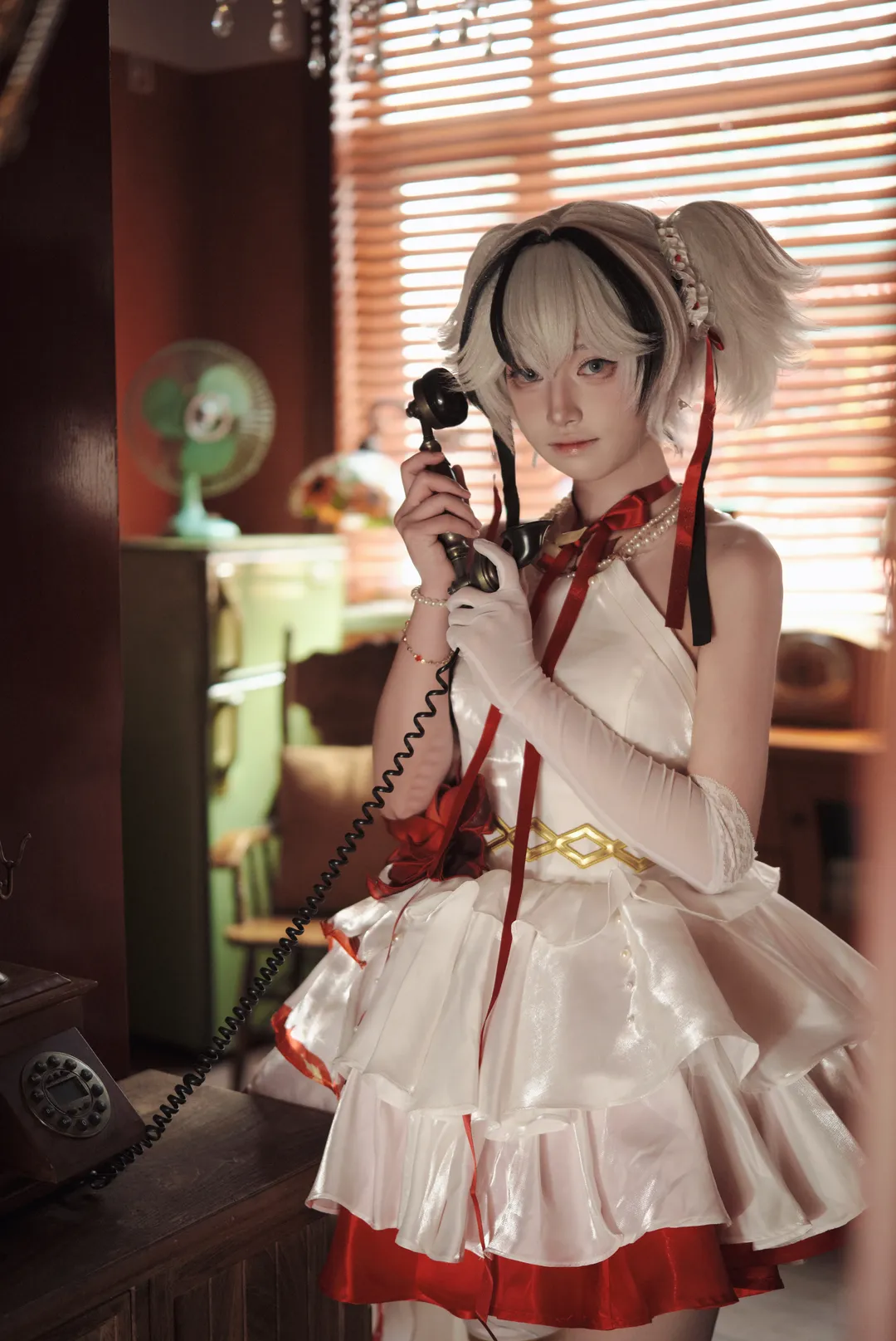 【椿cos】复古洋房里的红白缎面少女 - 第 3 张