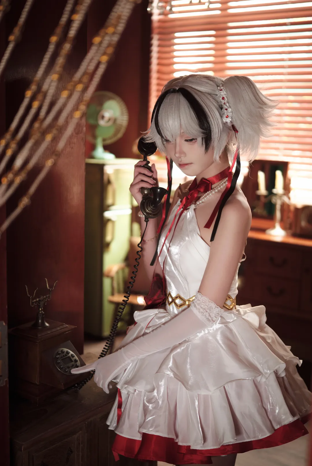 【椿cos】复古洋房里的红白缎面少女 - 第 4 张