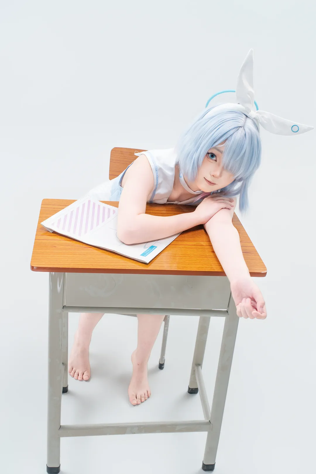 【阿洛娜cos】碧藍檔案純白校園風，課桌前的造型分享 - 第 5 張