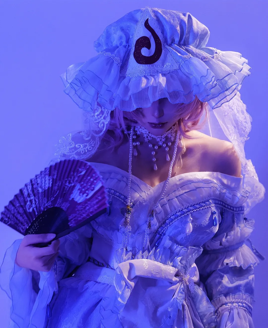 【西行寺幽幽子cos】东方project中寂静的幽玄之蝶，蓝紫光影下的静谧瞬间
