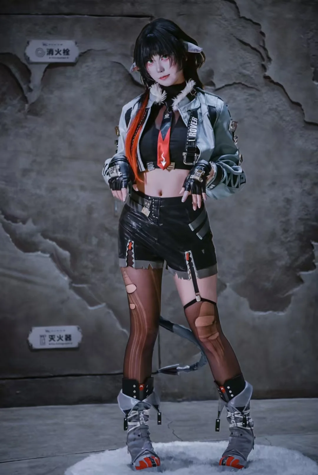 【简杜cos】绝区零的机能废土风，工业废墟里的冷艳猎人 - 第 1 张