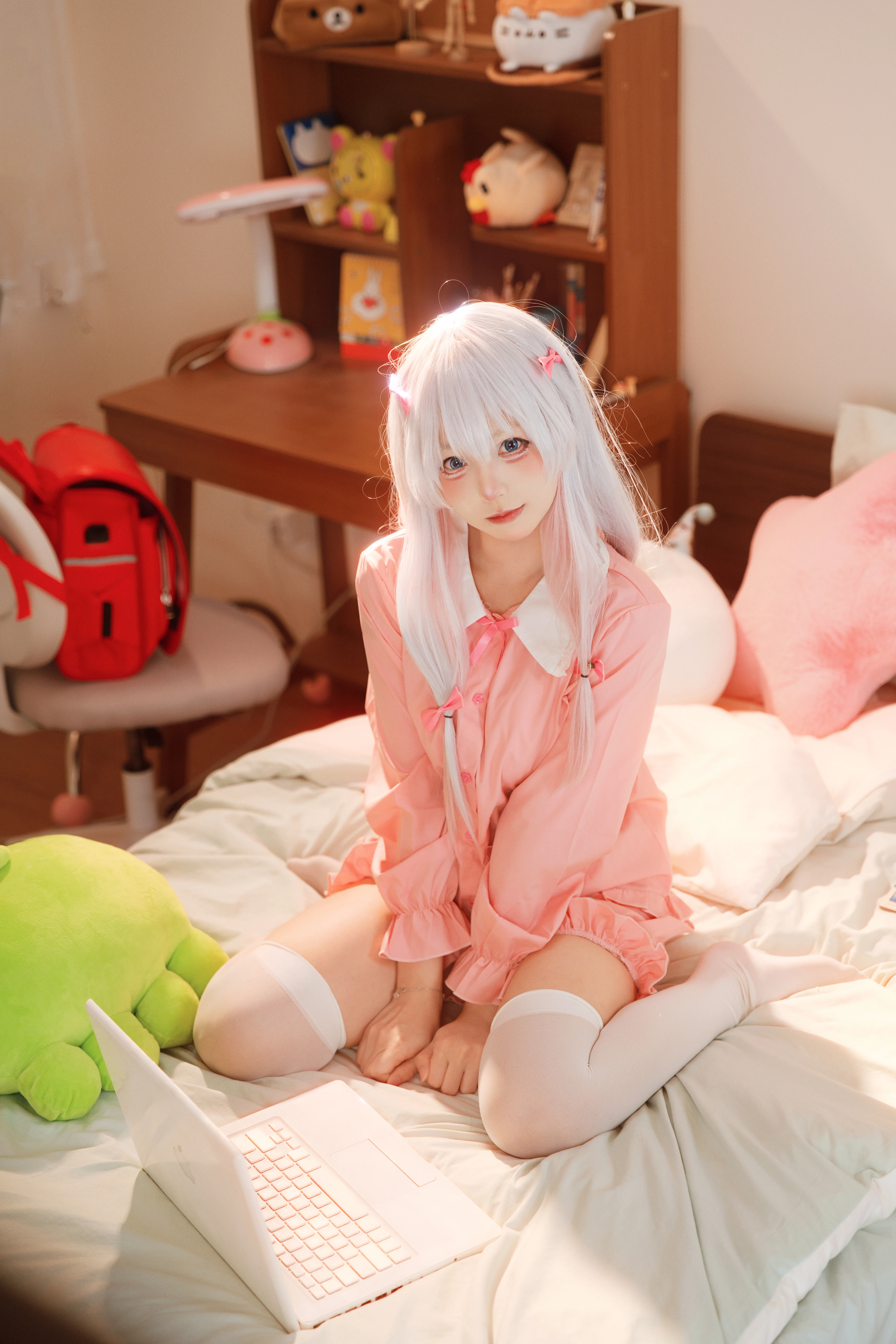 【和泉纱雾cos】埃罗芒阿老师的日常，粉色居家服与白丝 - 第 1 张