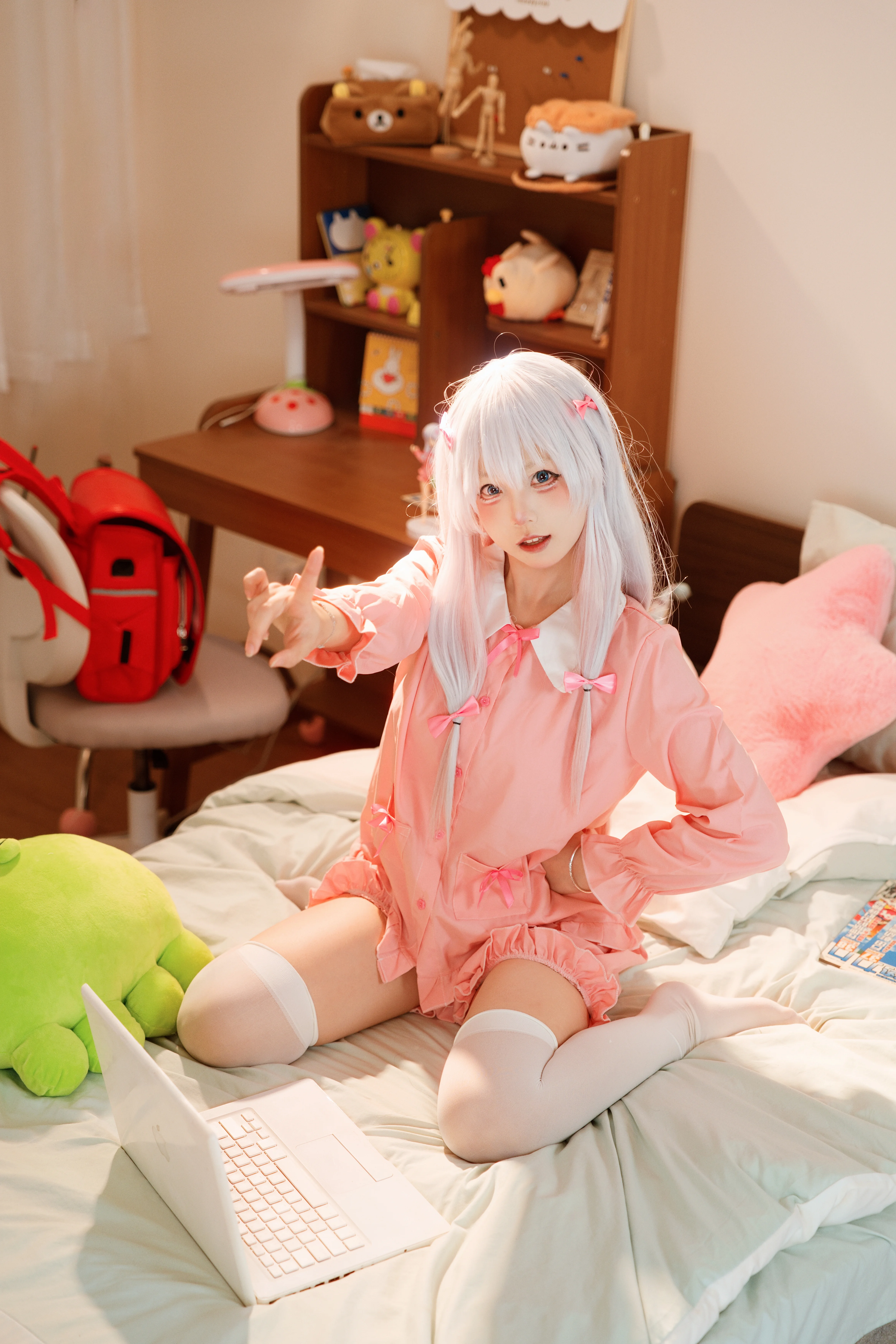 【和泉纱雾cos】埃罗芒阿老师的日常，粉色居家服与白丝 - 第 2 张