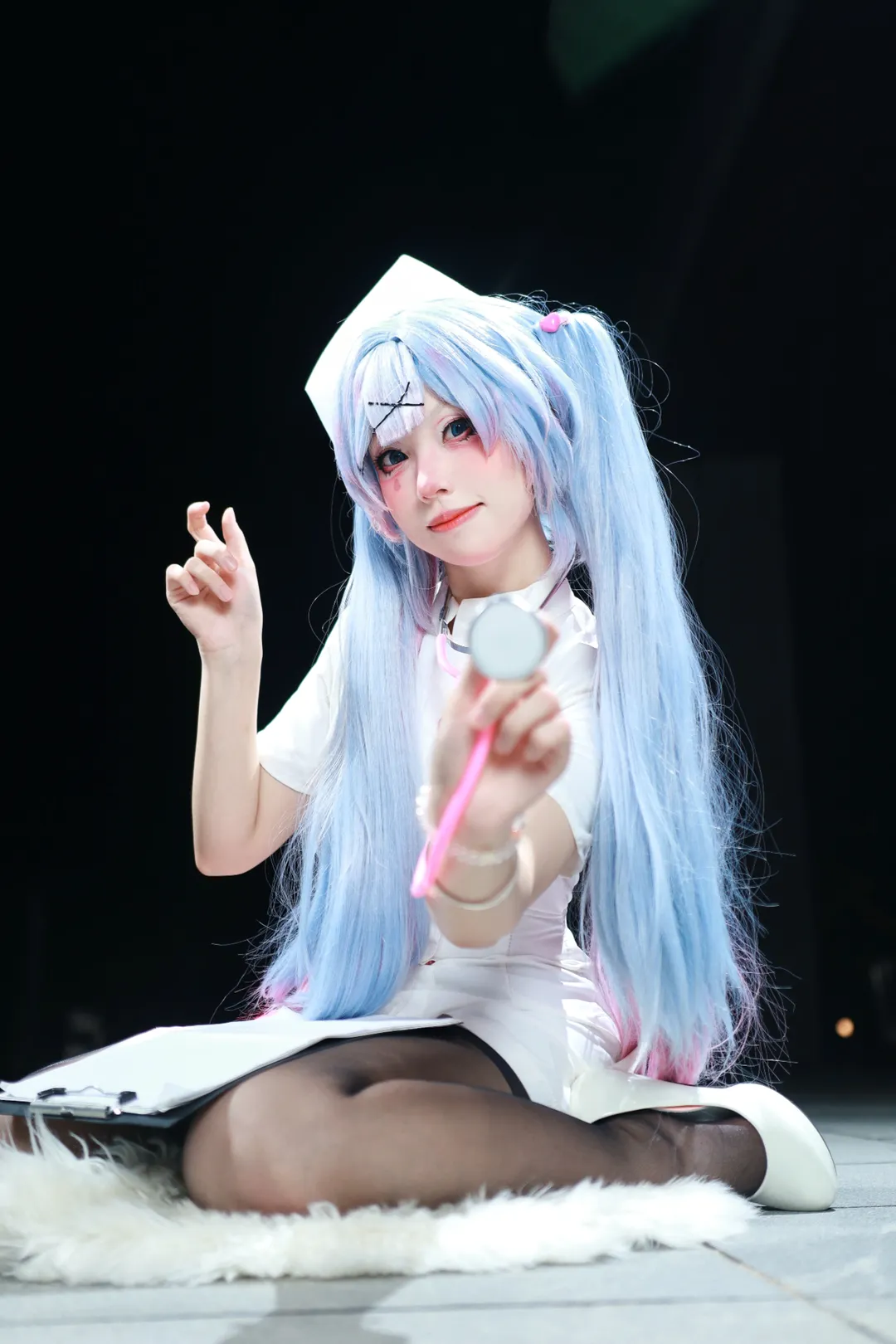 【初音未来cos】兔子洞里的护士，黑白交锋里的视觉张力 - 第 1 张